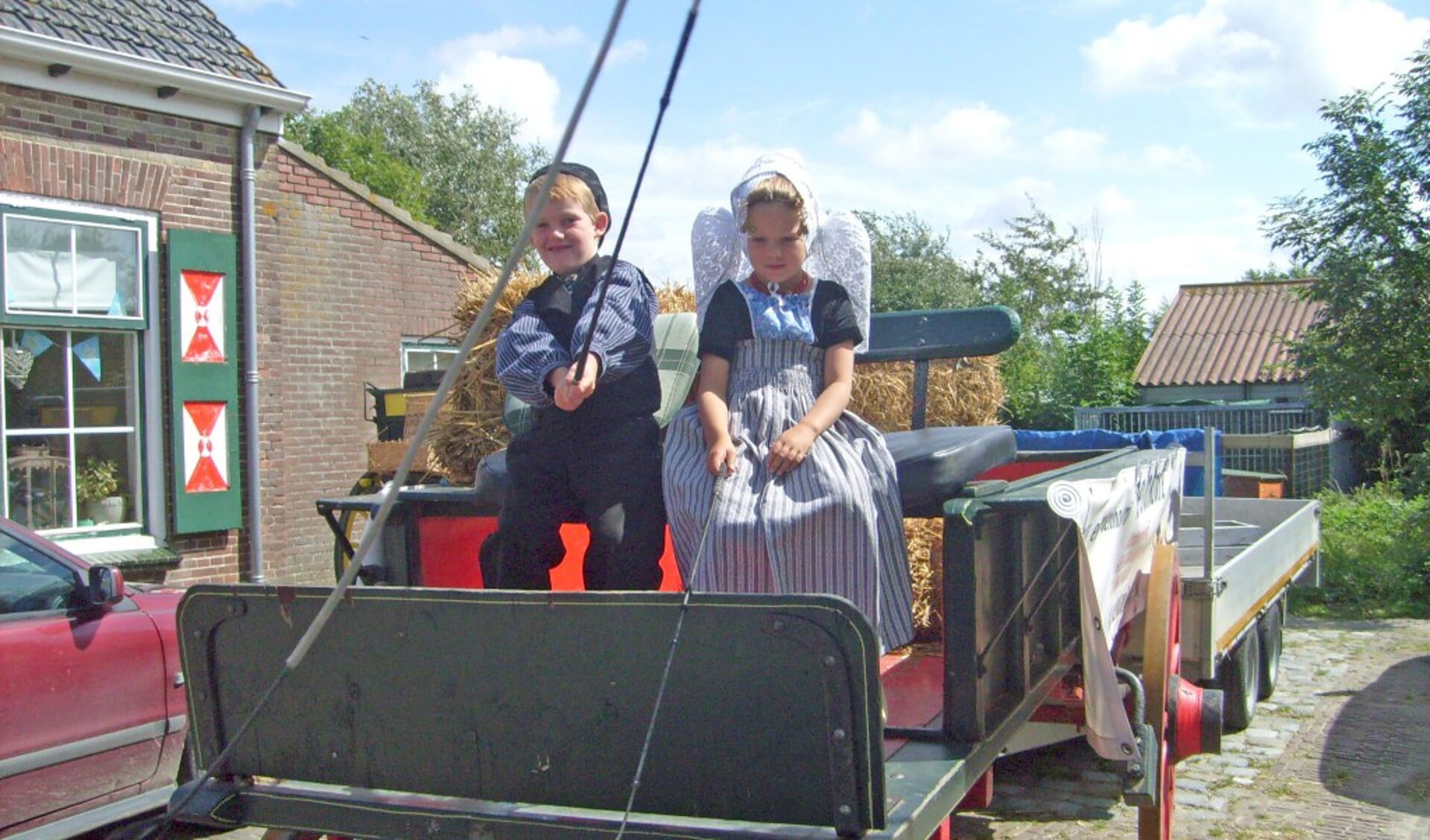 Abe en Lisa in Zeeuwse klederdracht