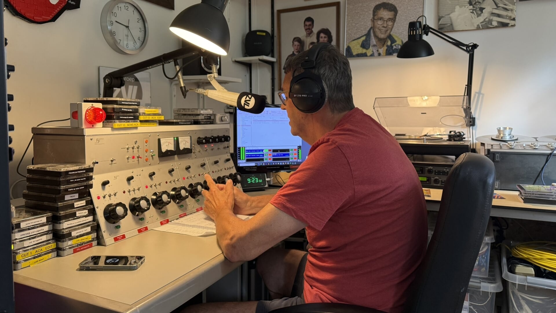 Franklin presenteert voor Omroep ZVL vanuit zijn achtertuin