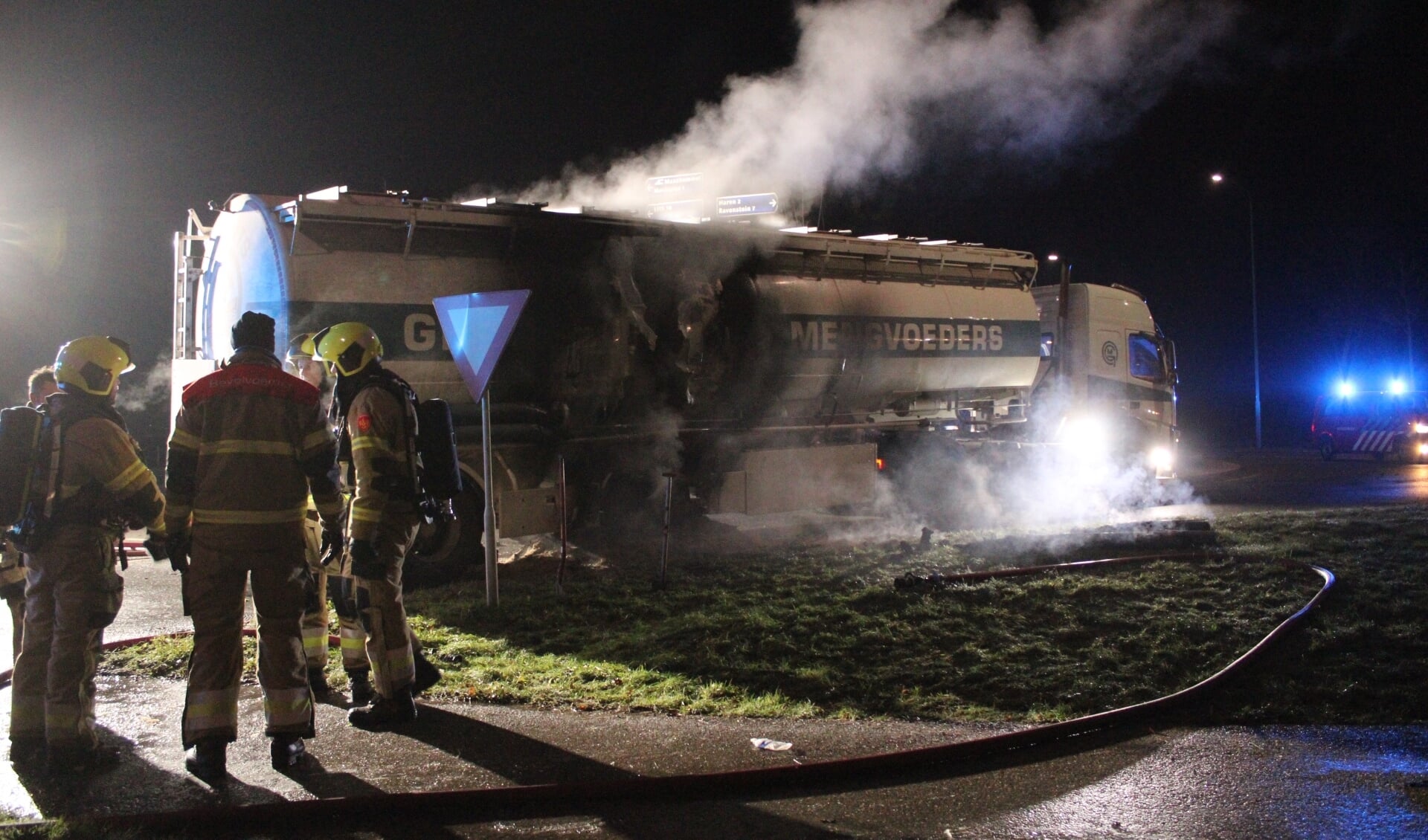 Vrachtwagen met mengvoer vliegt in brand tijdens rijden in Macharen