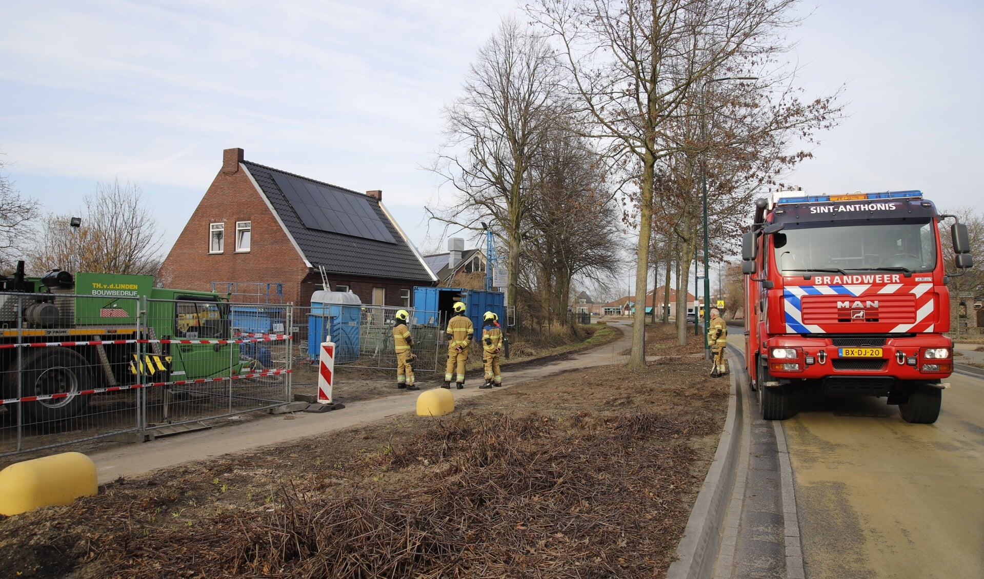 Werklieden blussen beginnende brand in Oploo