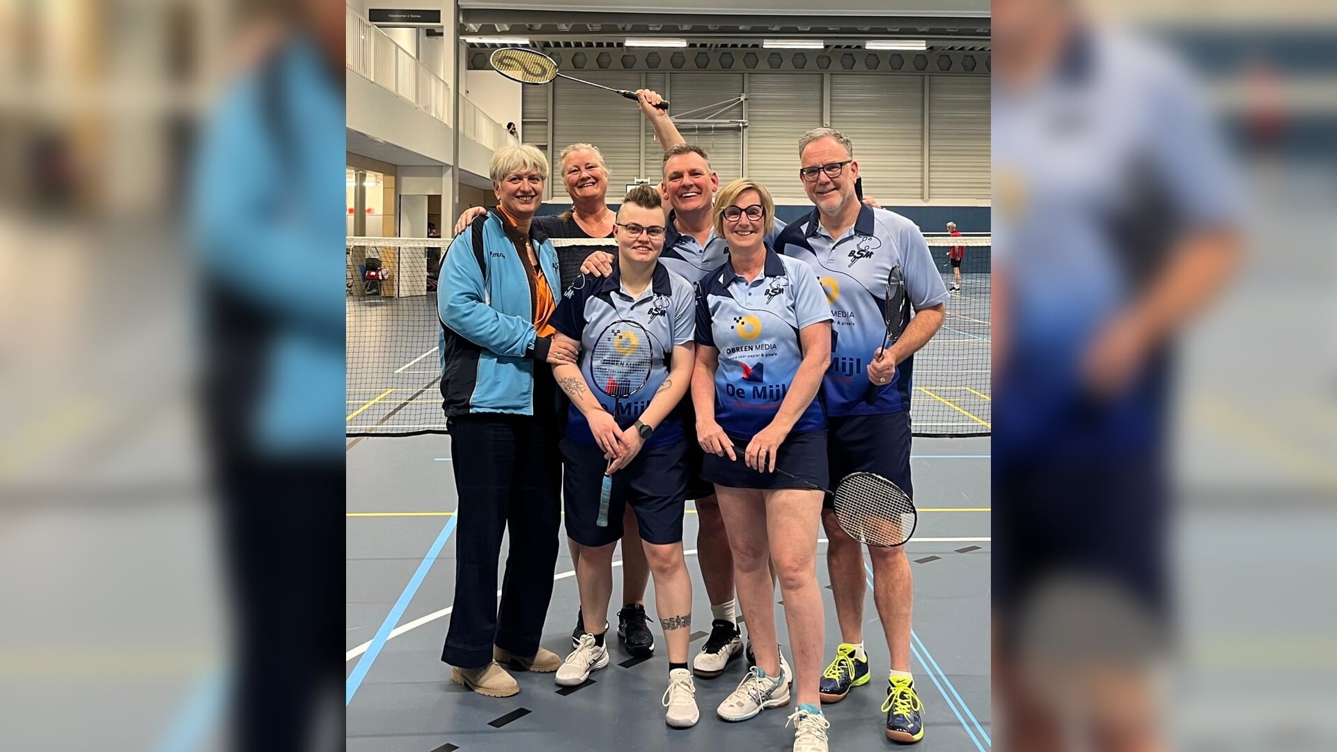 Team HW2 van Badminton Smashing Maasdam krakend naar kampioenstitel