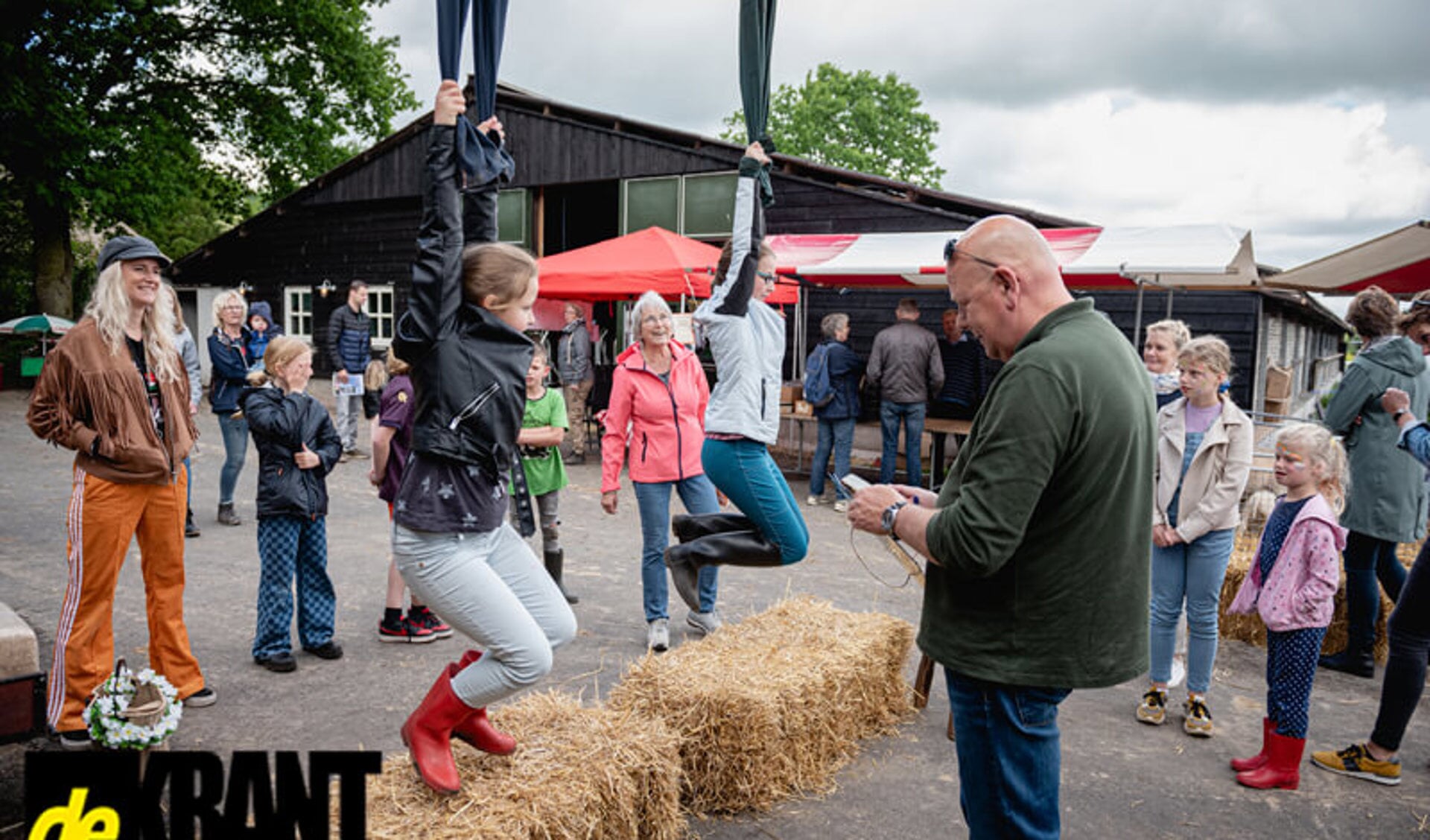 Biggen en kalfjes knuffelen op de Blakervelderhoeve