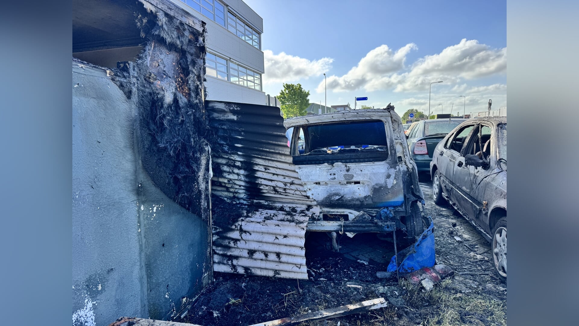 Meerdere auto’s beschadigd bij brand op bedrijventerrein Hellevoetsluis