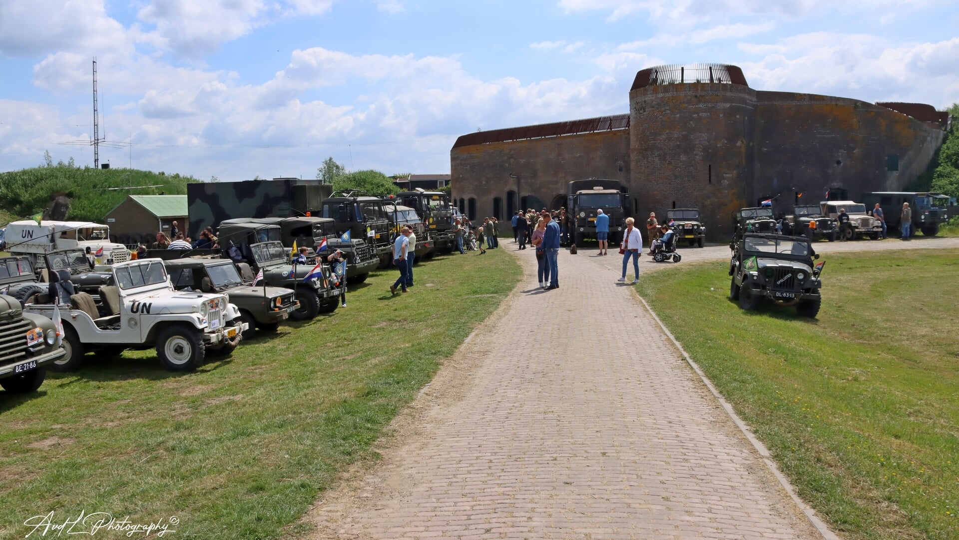 Oude legervoertuigen op Fort Buitensluis Numansdorp