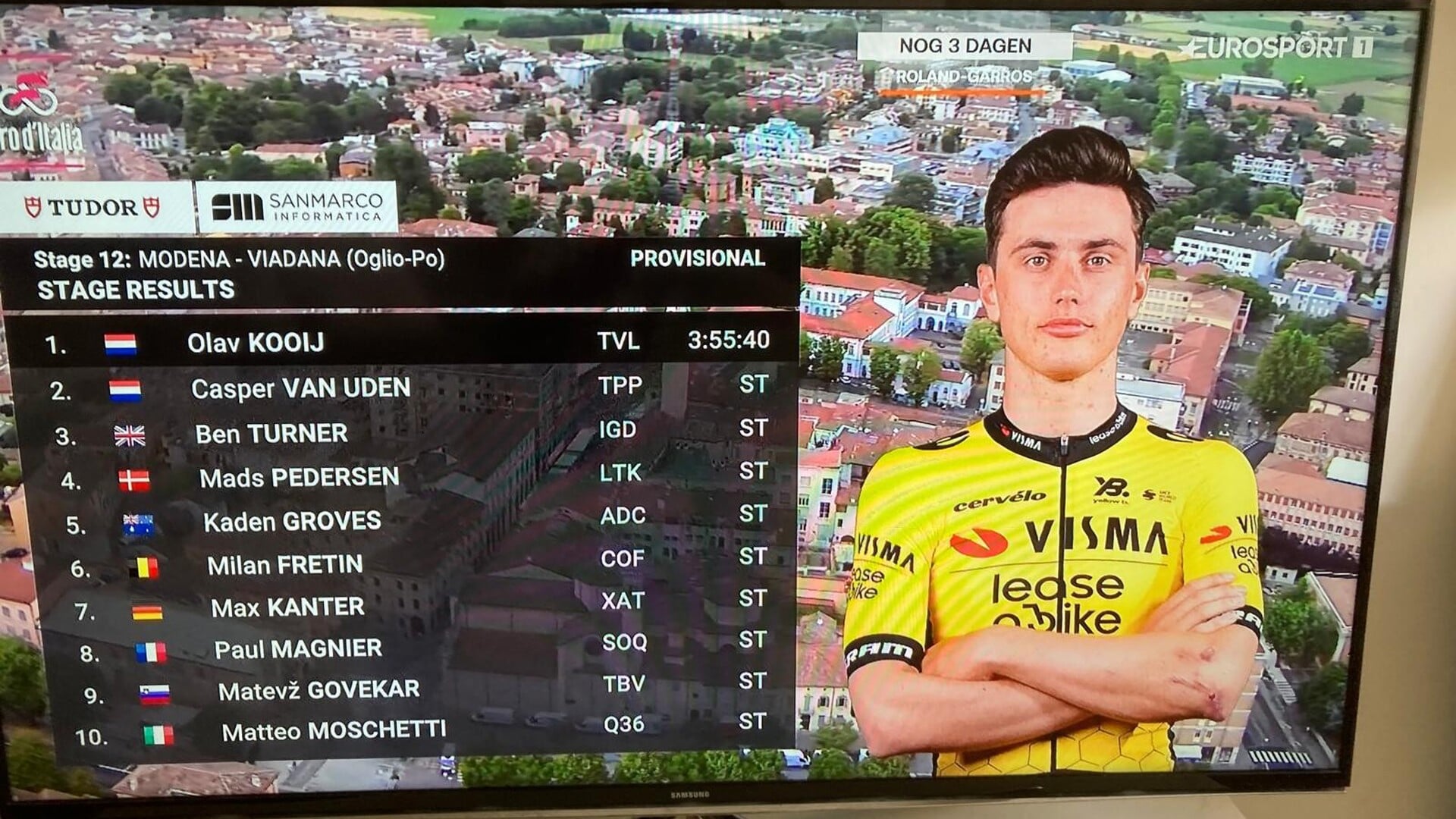 Wielrenner Olav Kooij pakt ritzege in de Giro