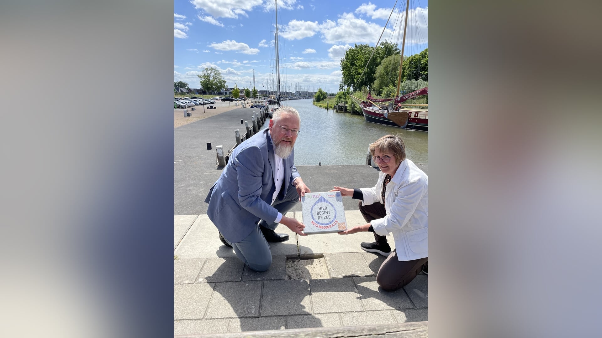 Vrouwen van Nu legt tegel: HIER BEGINT DE ZEE