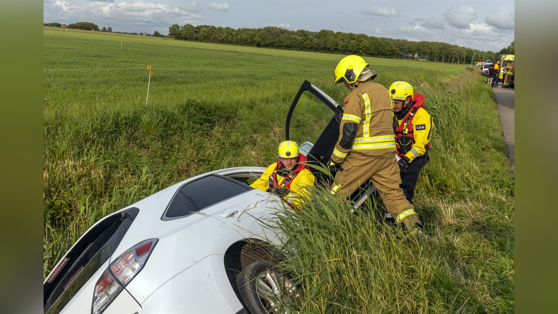 Auto belandt in sloot aan de Voorweg