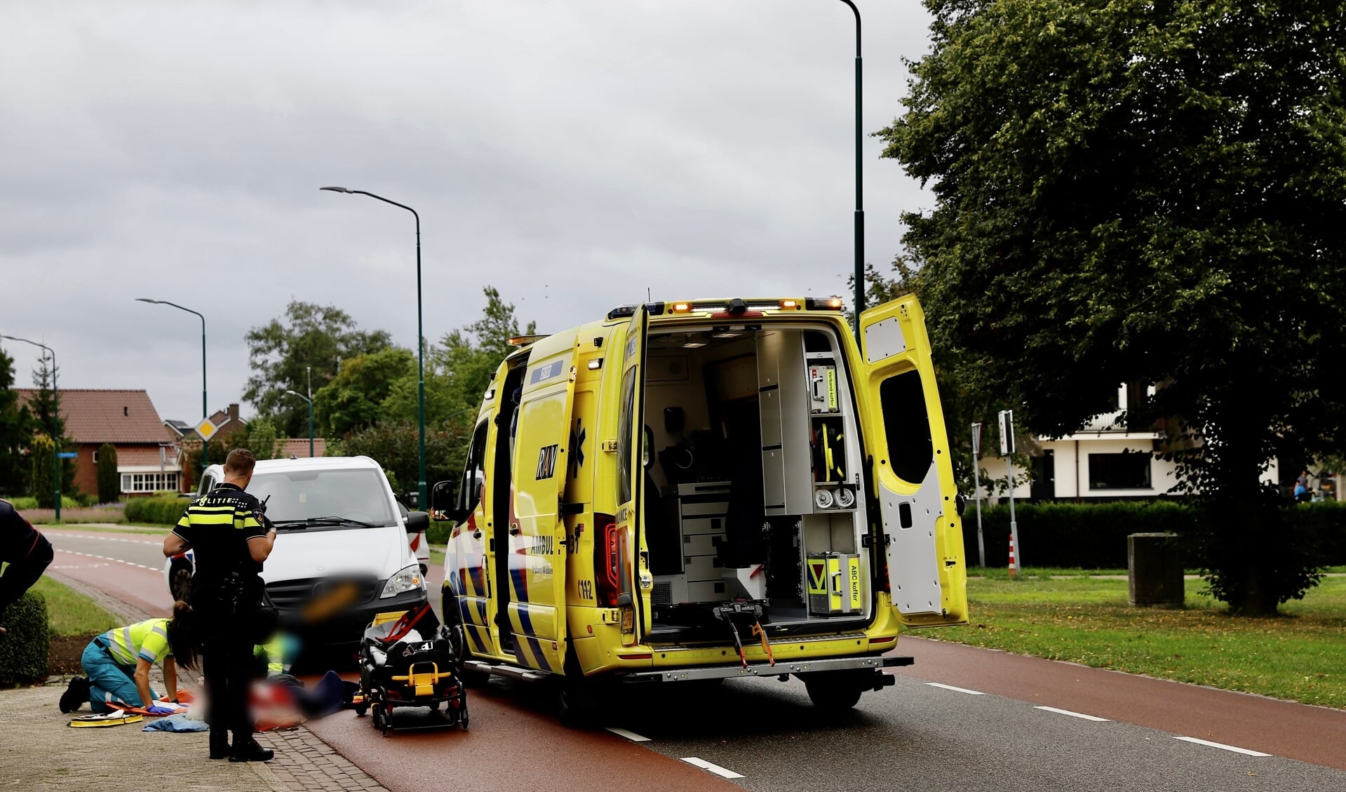 Aanrijding in Sambeek; oudere dame zwaargewond naar ziekenhuis