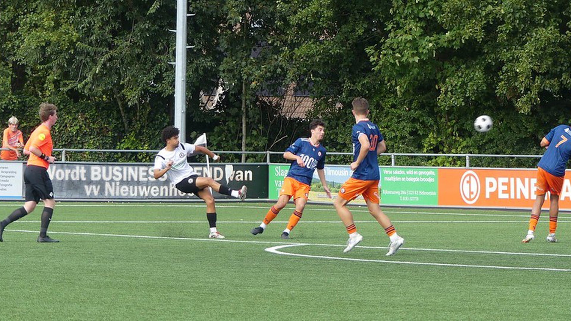 Nieuwenhoorn ronde verder in districtsbeker