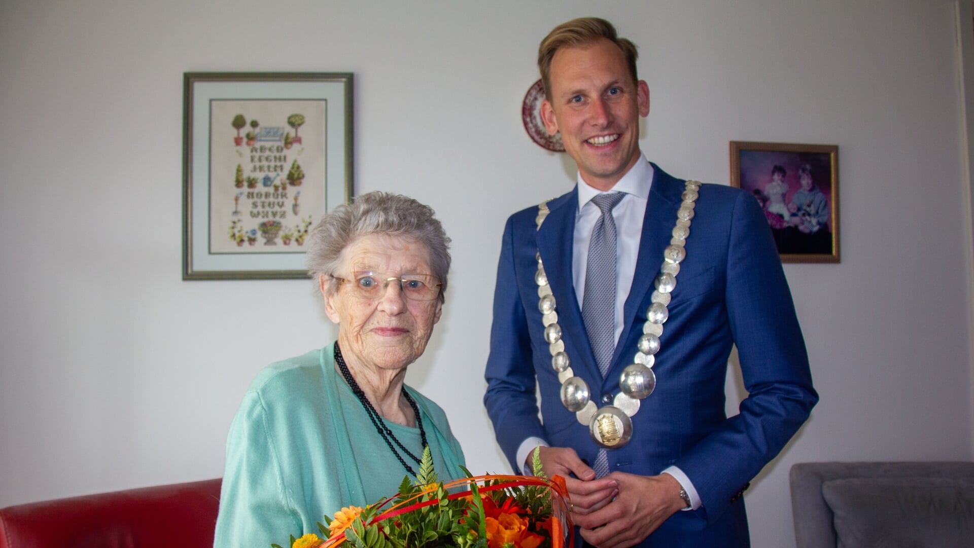 Locoburgemeester Postma feliciteert eeuweling