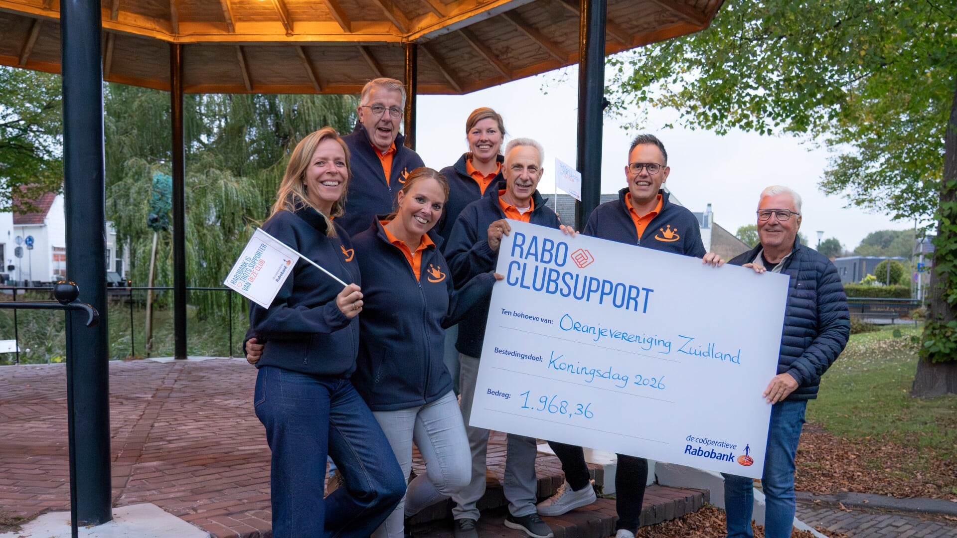 Oranjevereniging Zuidland ontvangt cheque van Rabobank ClubSupport