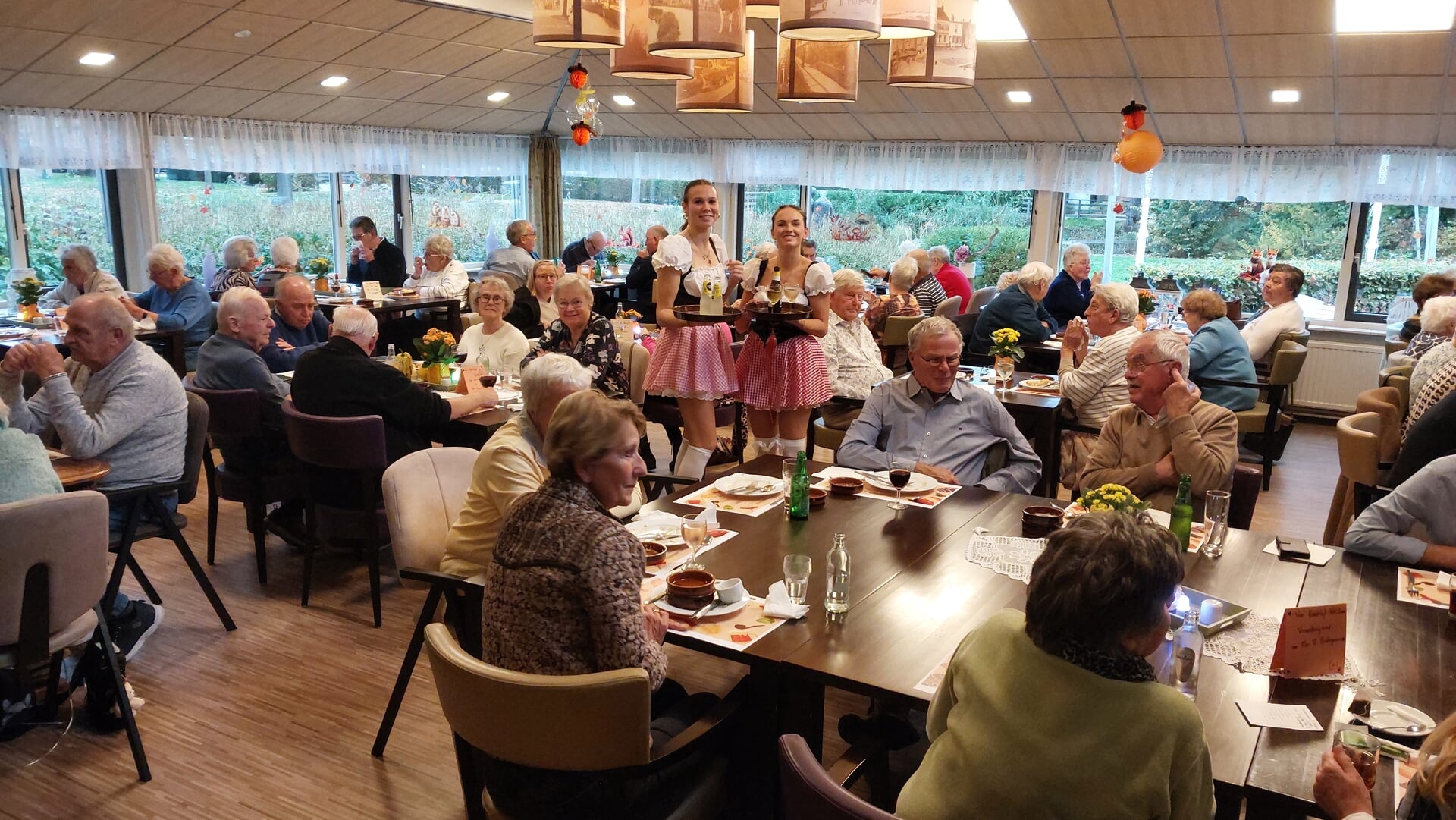 Oktoberfest in de Huiskamer van de Wijk Heemzicht: geslaagd themadiner