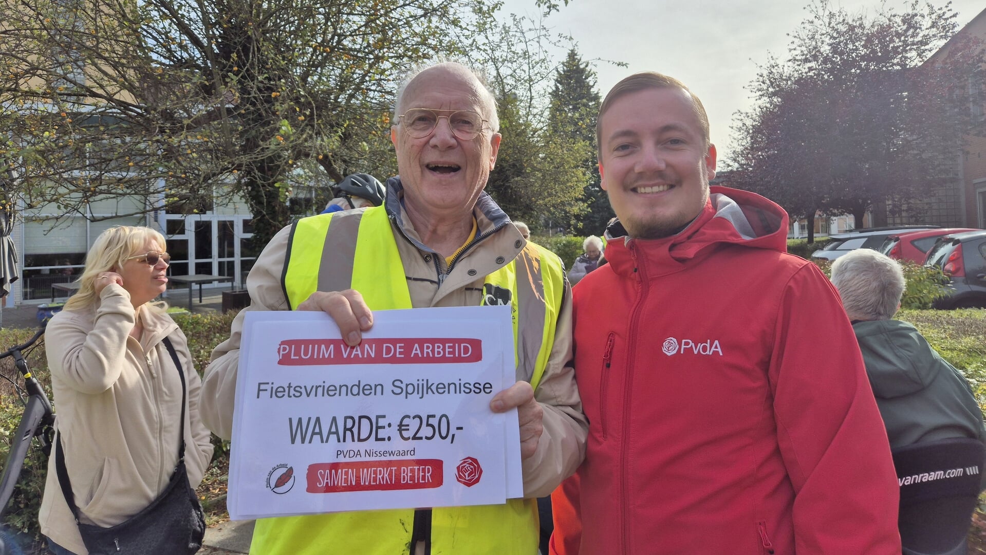 PvdA Nissewaard viert 10 jaar Pluim van de Arbeid met hernieuwde waardering voor de Fietsvriendenclu