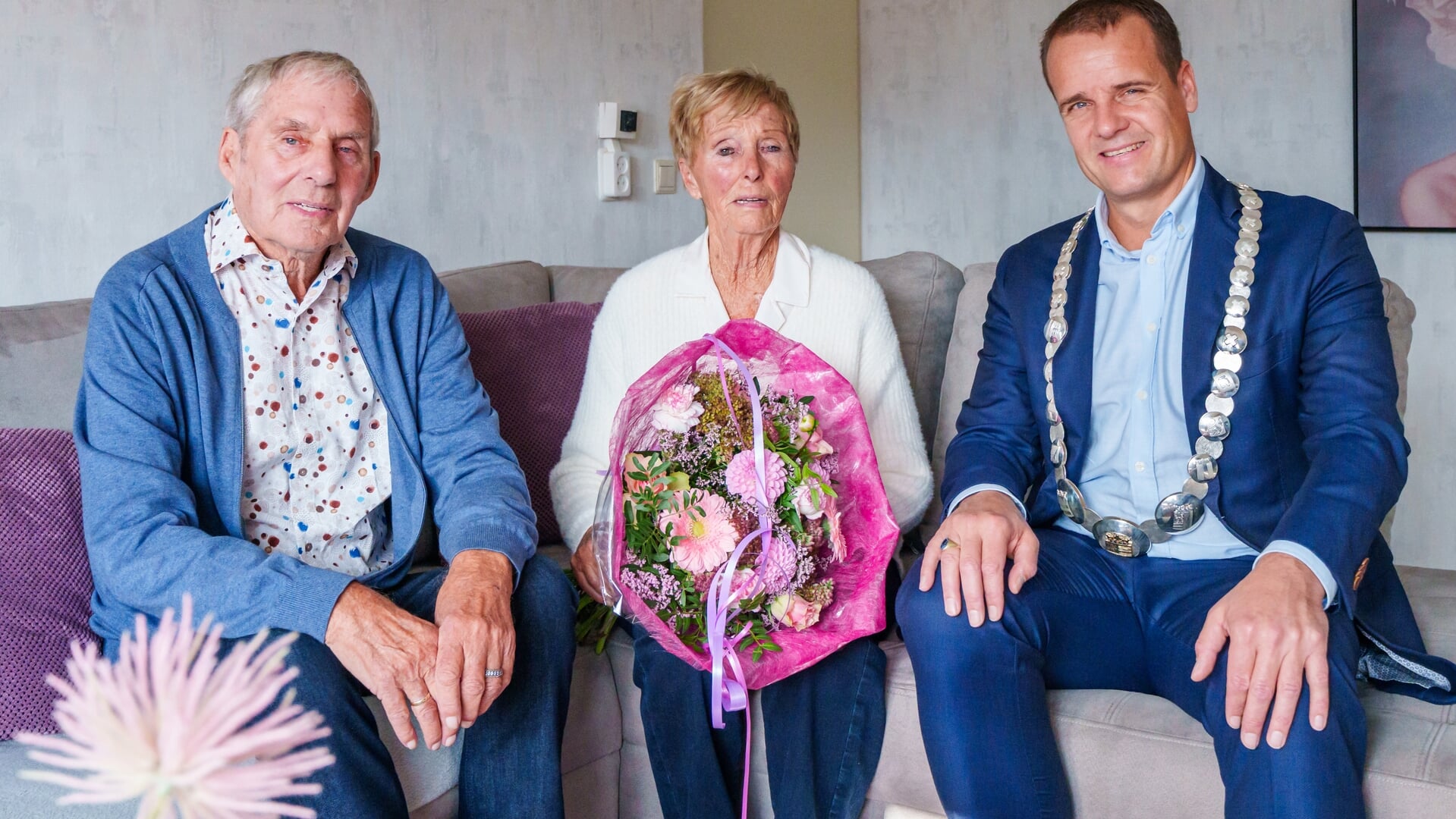 Locoburgemeester Hamerslag feliciteert briljanten bruidspaar