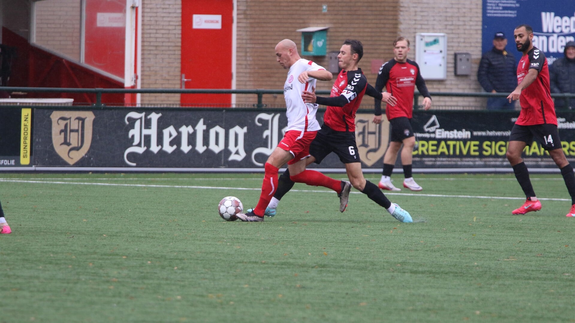 Koploper Hellevoetsluis blijft zichzelf verrassen