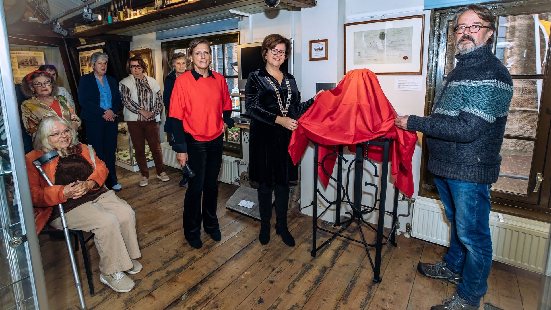 Burgemeester Marian Witte onthult borstbeeld en portret Suze Groeneweg