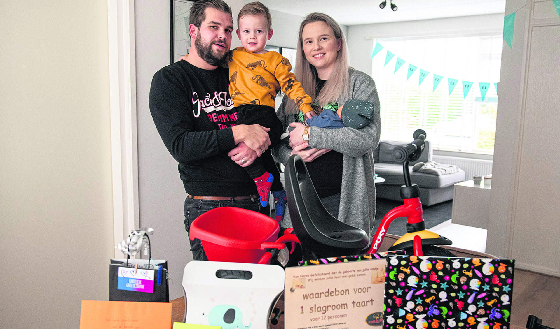 Eerste Baby Sem bedolven onder cadeaus - De Krant