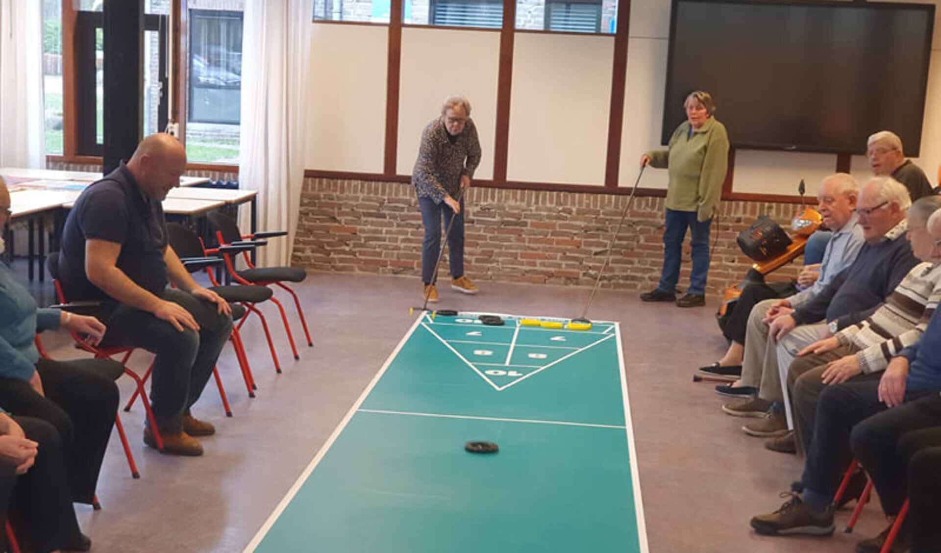 Senioren gaan los met shuffleboarden - De Krant