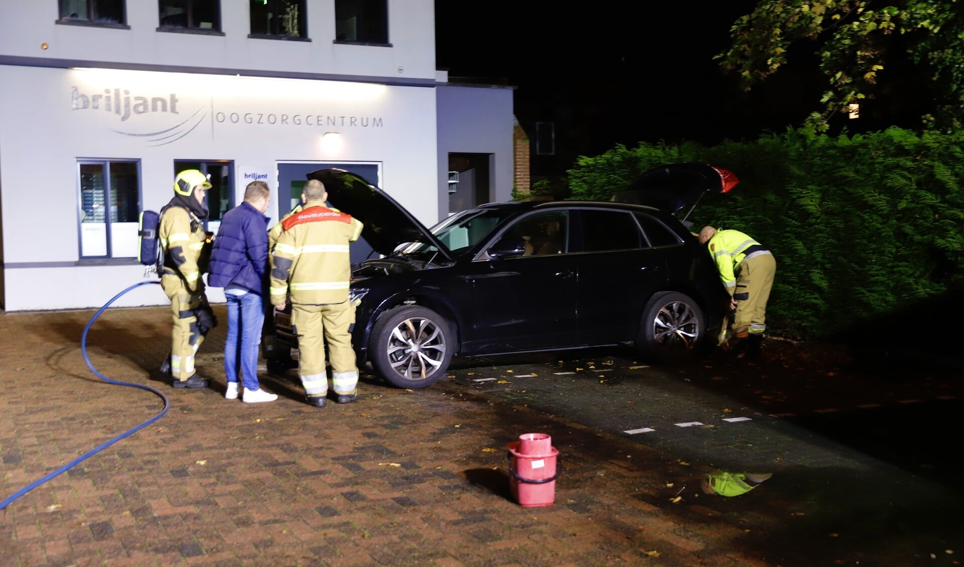 Automobilist Is Er Snel Bij Met Blussen Kleine Autobrand Boxmeer ...