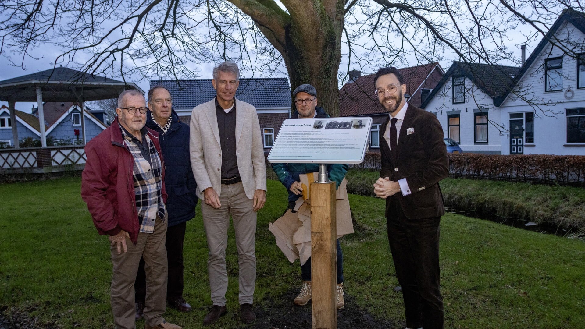 Informatieborden Hofkesstichting onthuld - Adverteren Hellevoetsluis ...