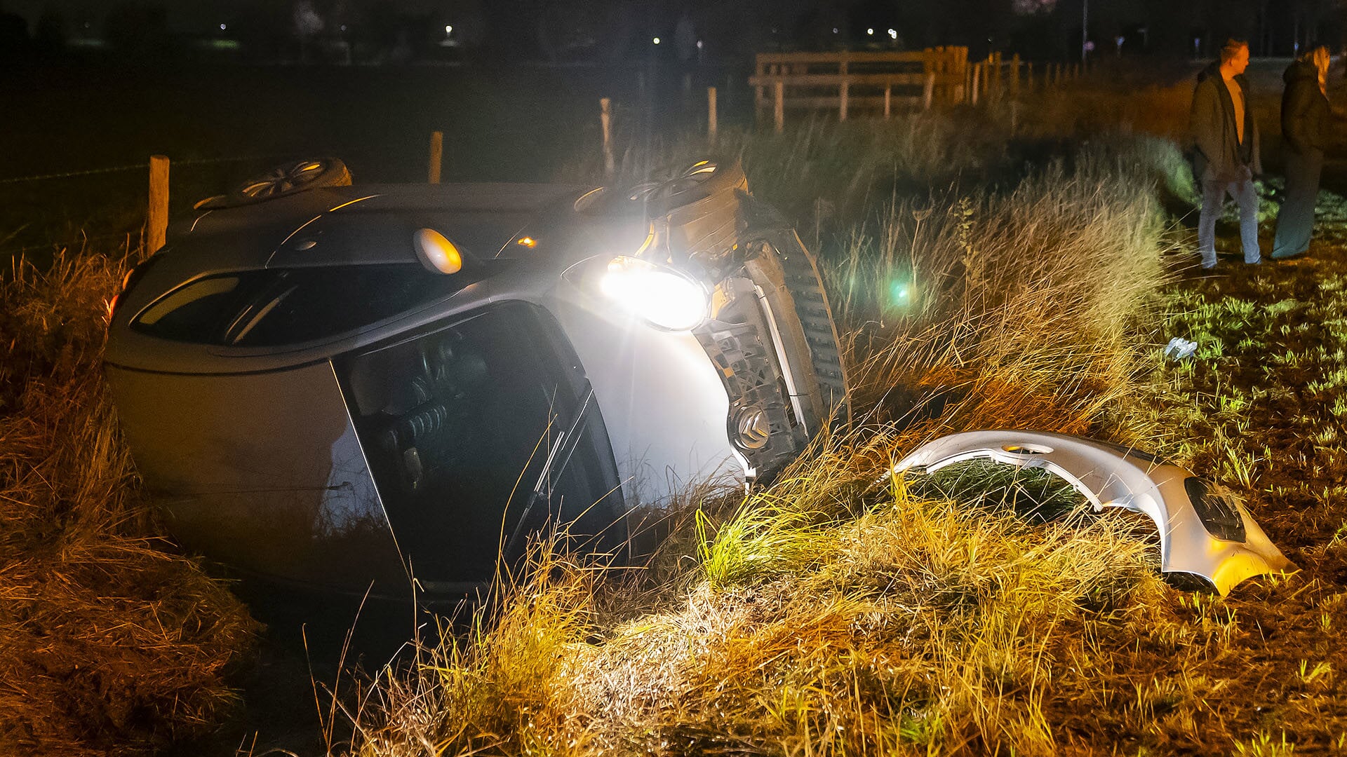 Auto op kant in sloot op N329 bij Macharen