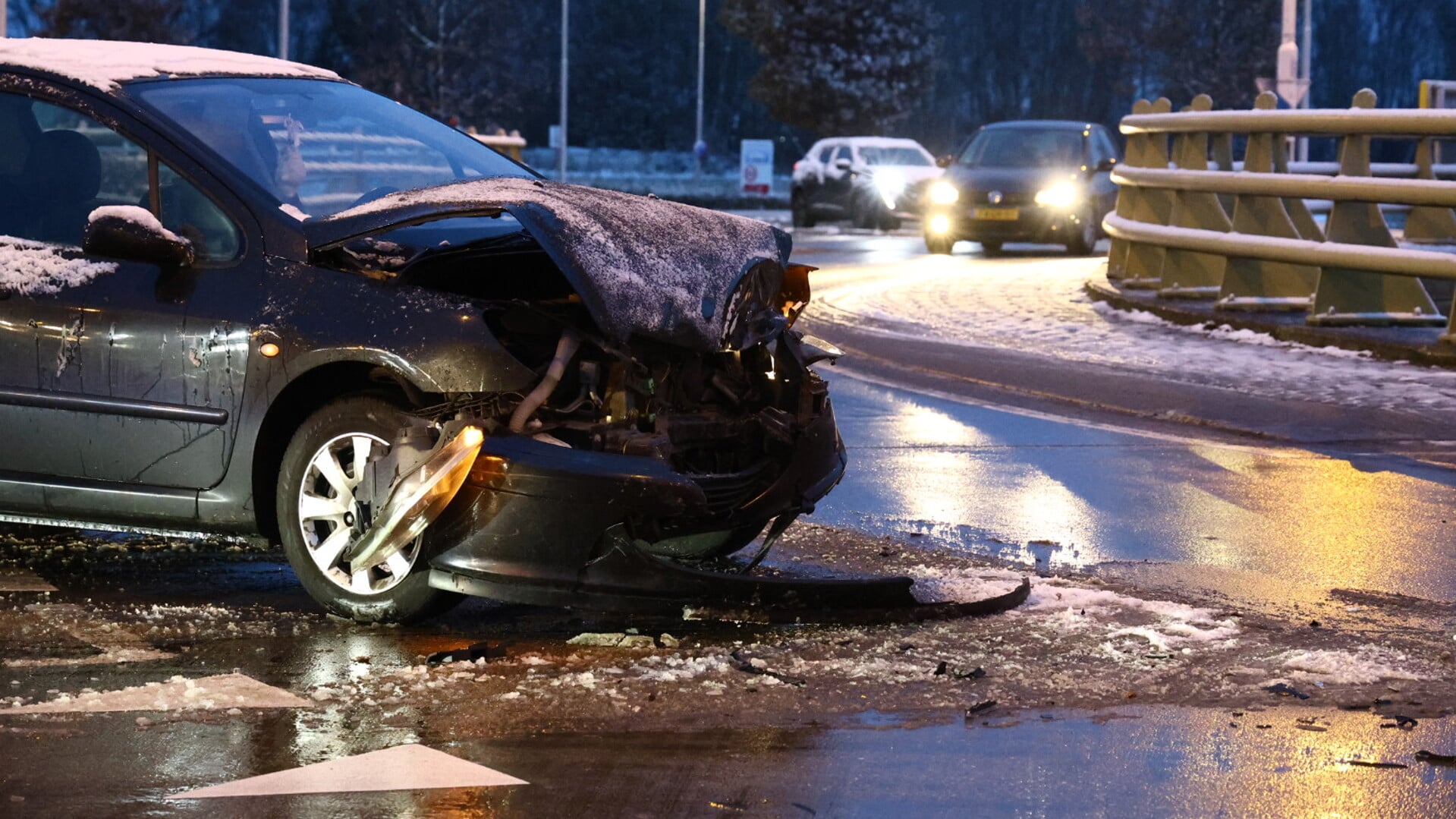 Auto en vrachtwagen botsen op elkaar op rotonde Sint Anthonis