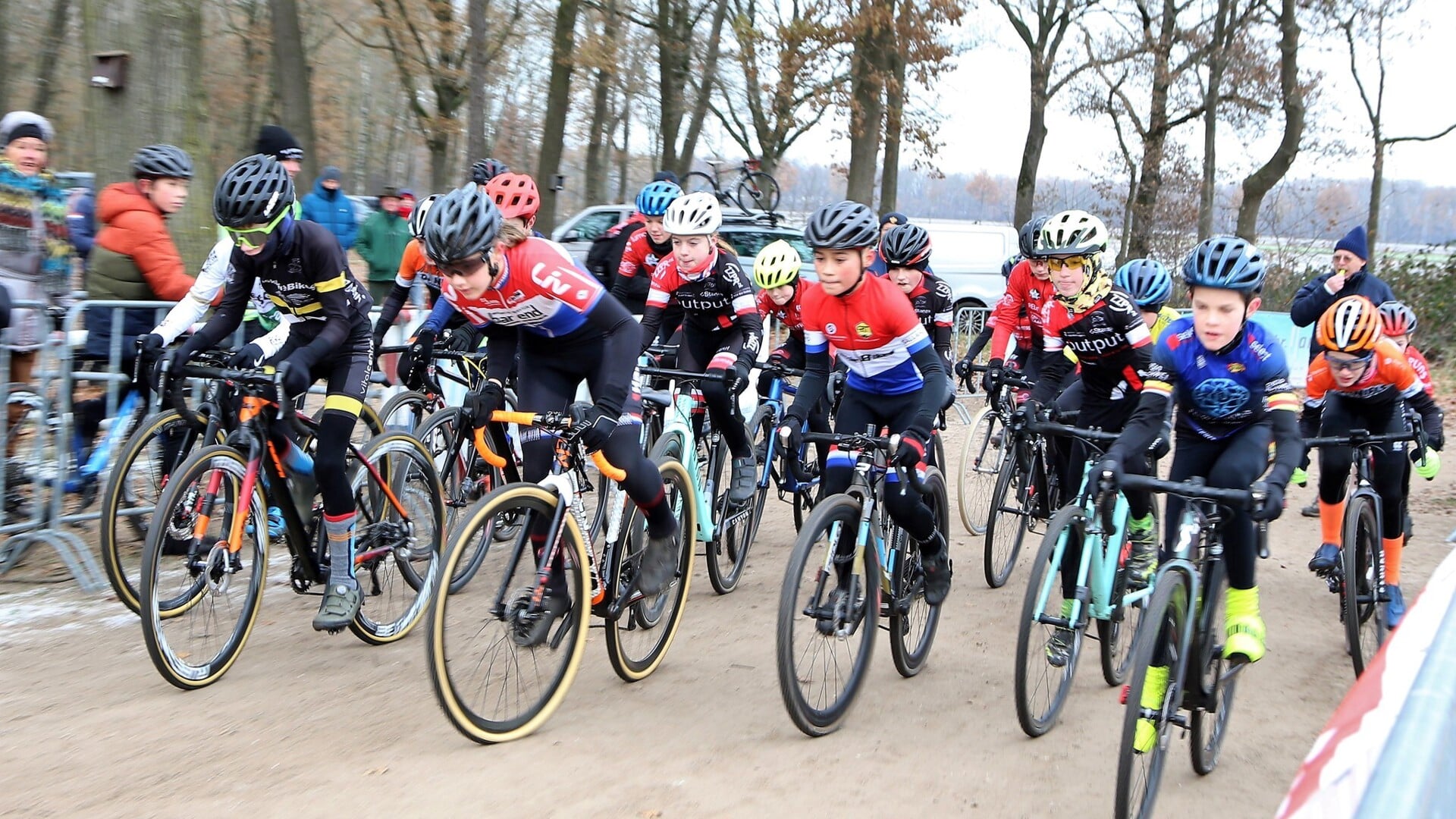 Uitdagende jeugdveldrit in Oploo