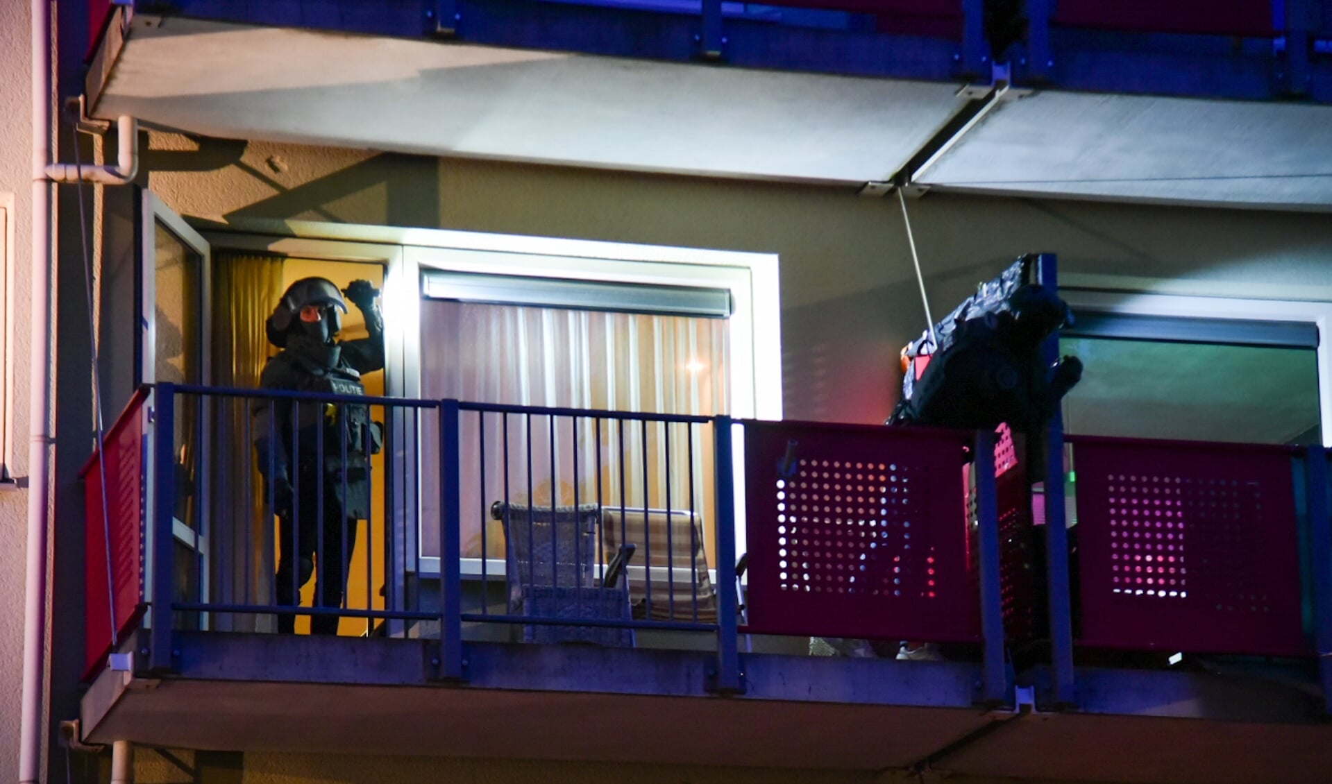 Inval in woning te Hoogvliet na melding over ruzie met wapen ...