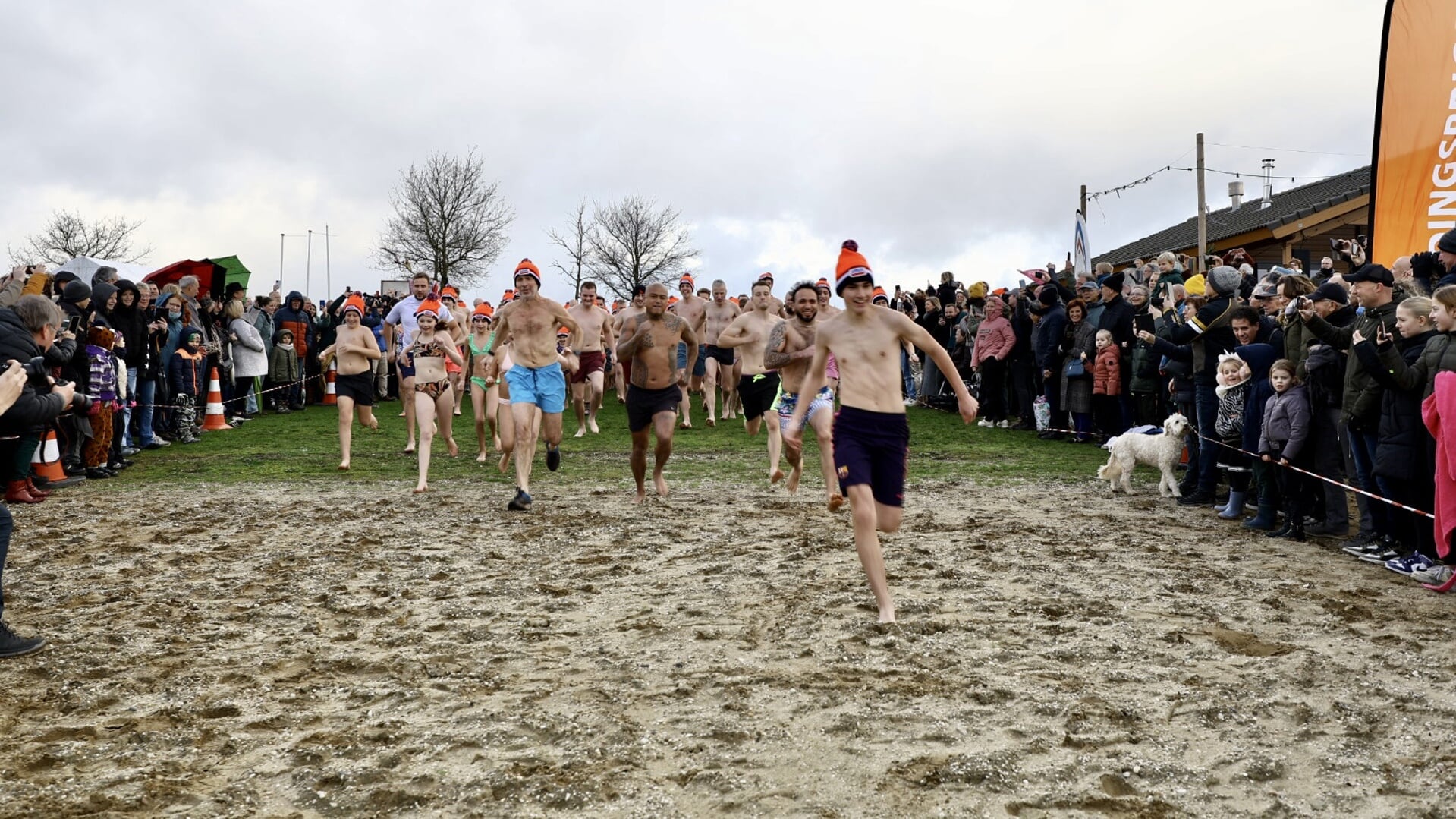 Jong en oud plonst het nieuwe jaar in bij Langenboom en Katwijk