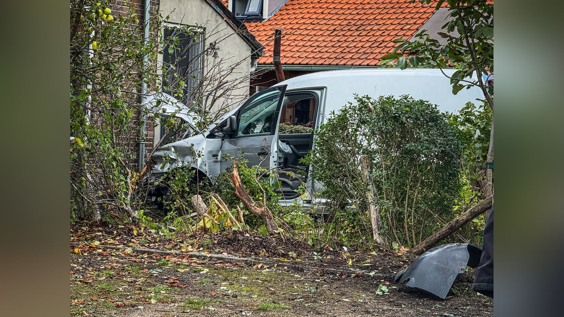 Auto vliegt uit de bocht en komt tegen woning tot stilstand
