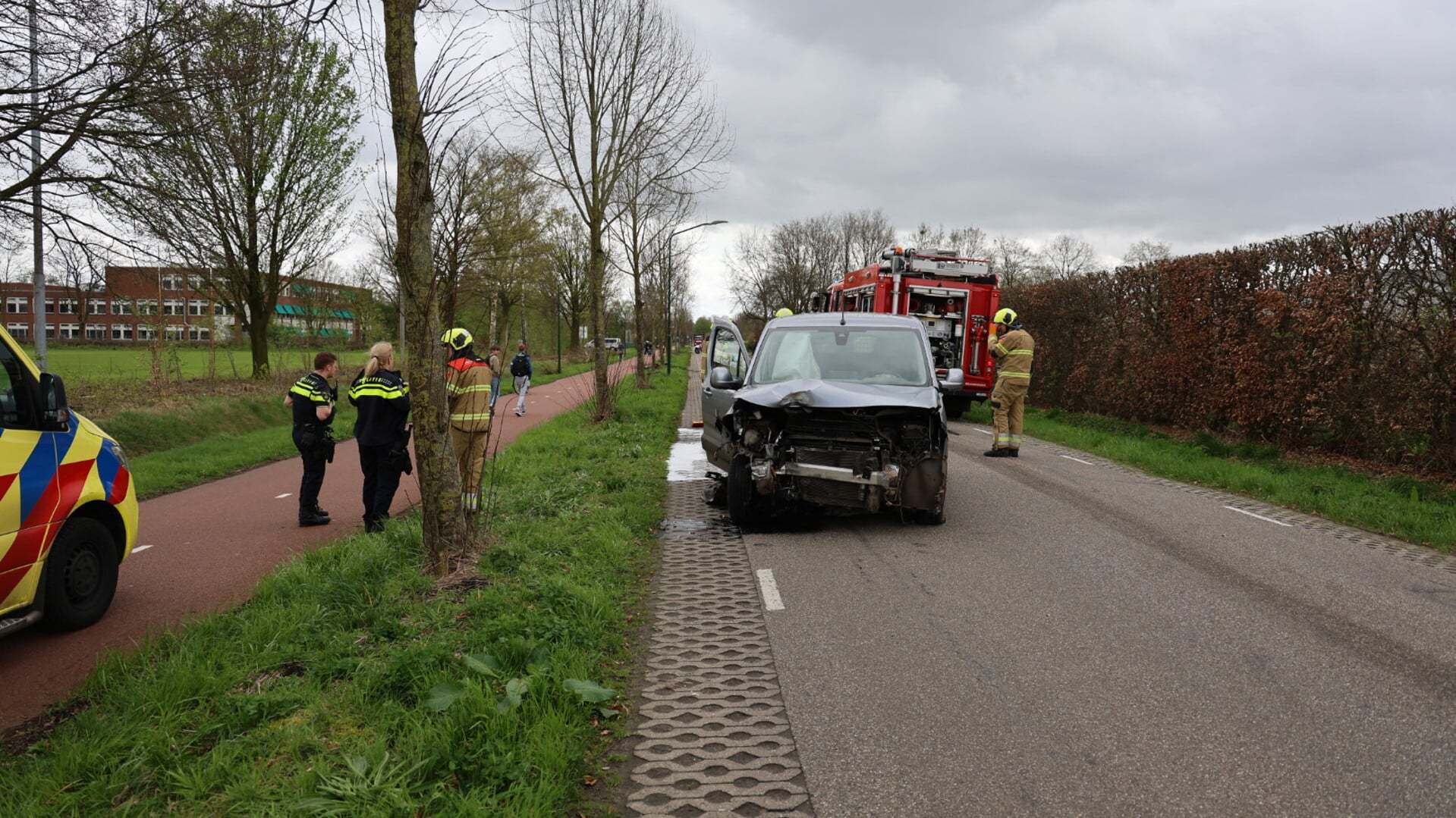 Bestuurder rijdt boom uit grond Stevensbeek; Twee mensen raken gewonden