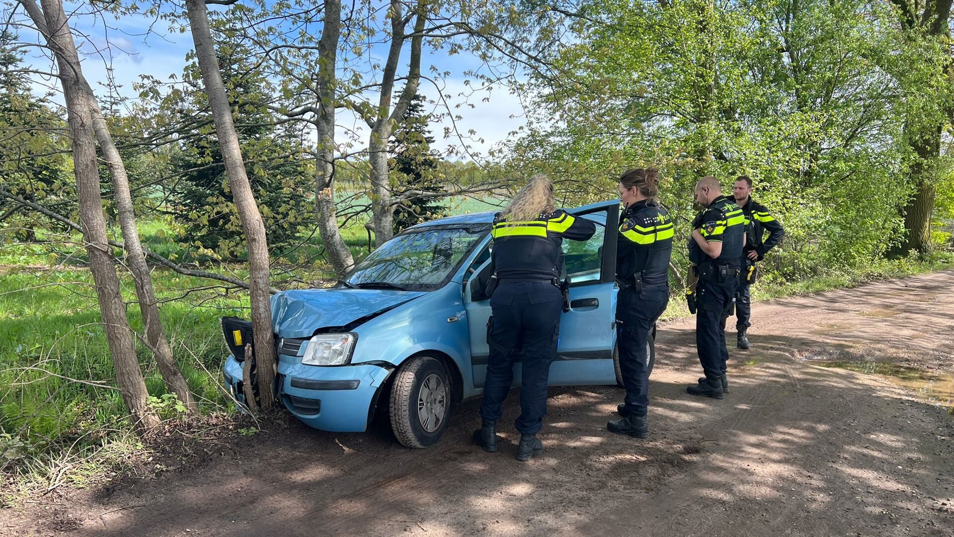 Automobiliste Wijkt Uit Voor Kuil En Botst Op Boom - Adverteren Veghel ...