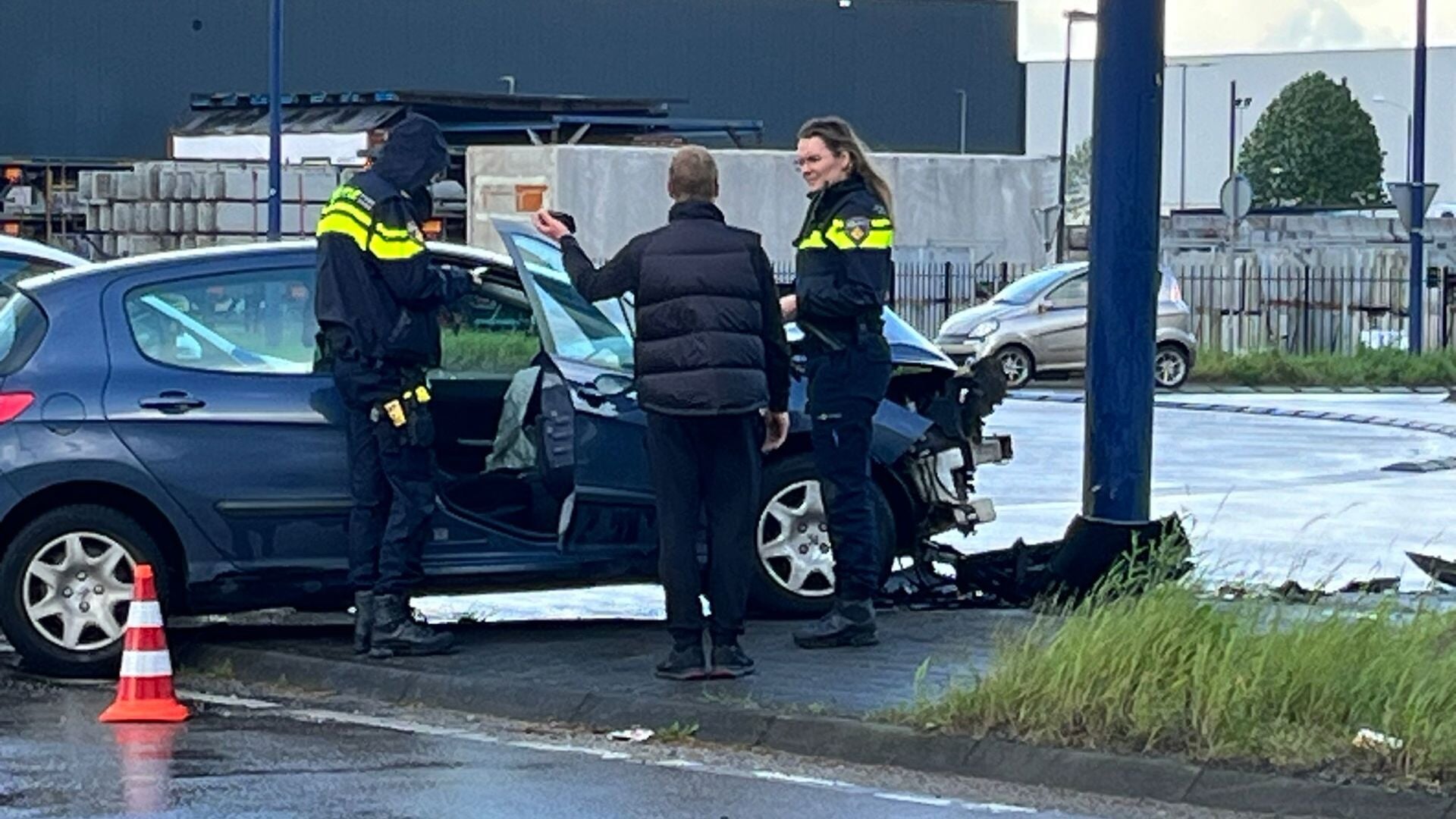 Auto Ramt Lichtmast Op Corridor Vlakbij McDonald’s In Veghel ...