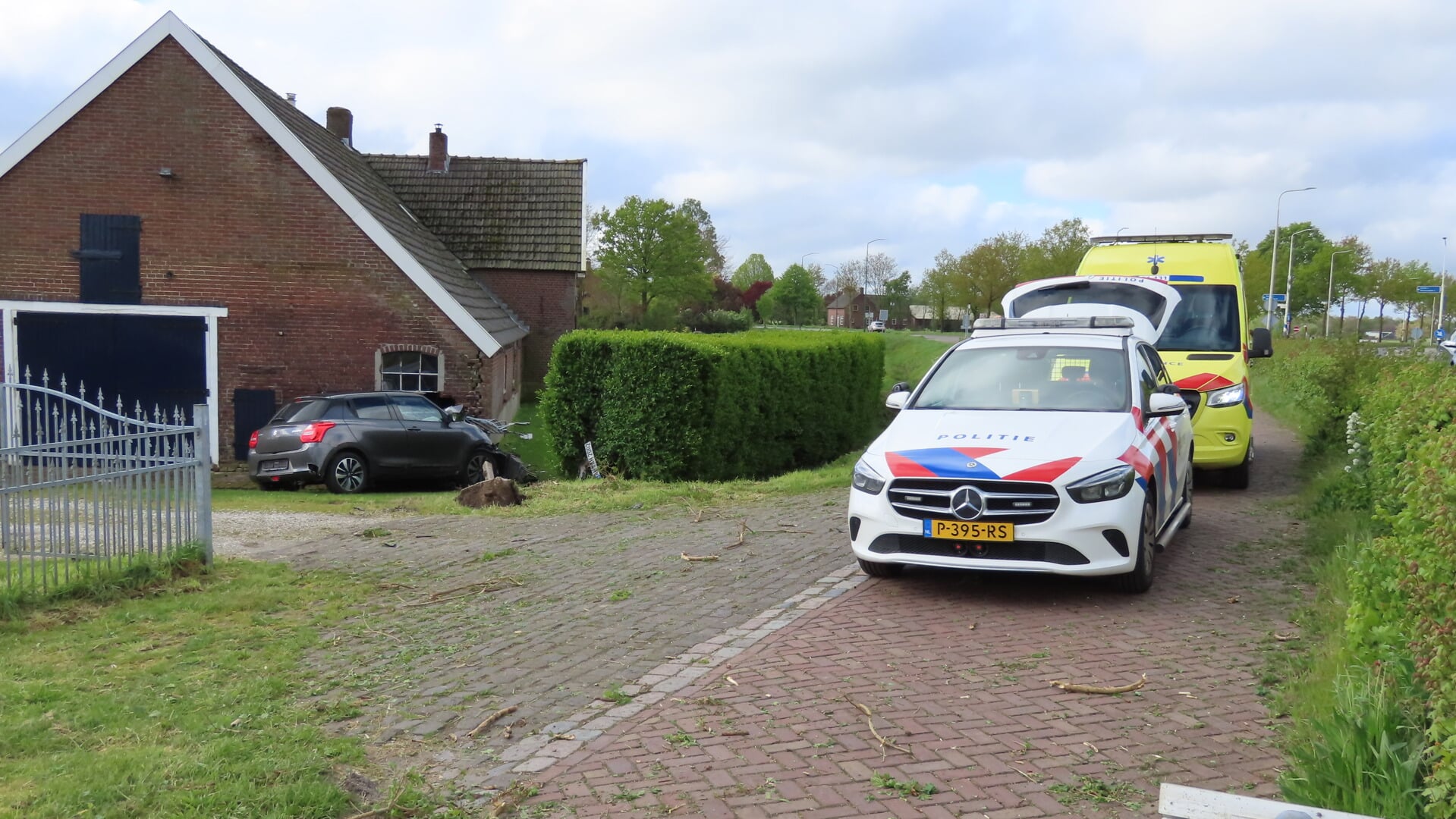 Automobilist raakt van de weg en komt tegen woning tot stilstand