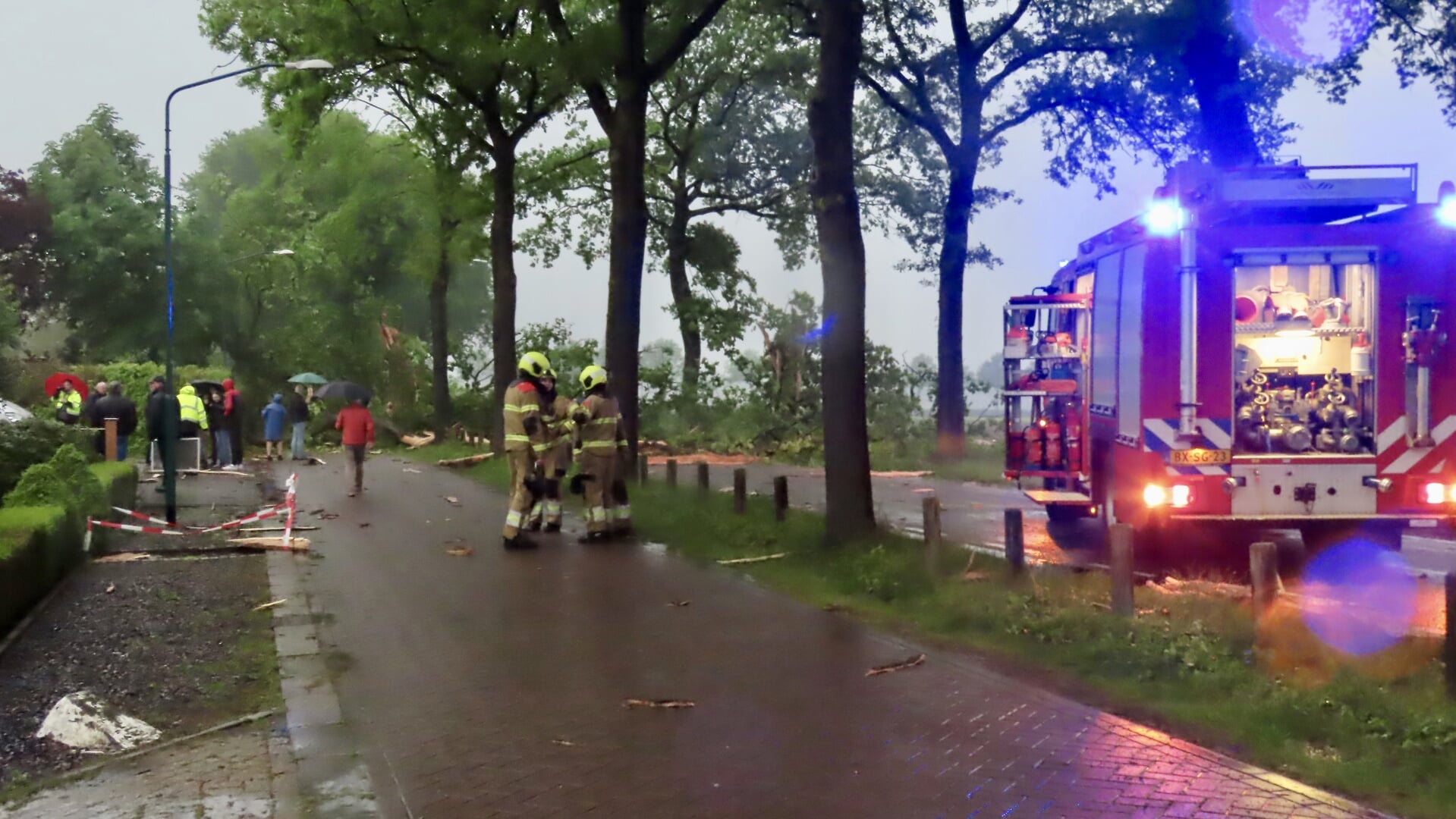 Boom valt over De Quayweg tijdens storm