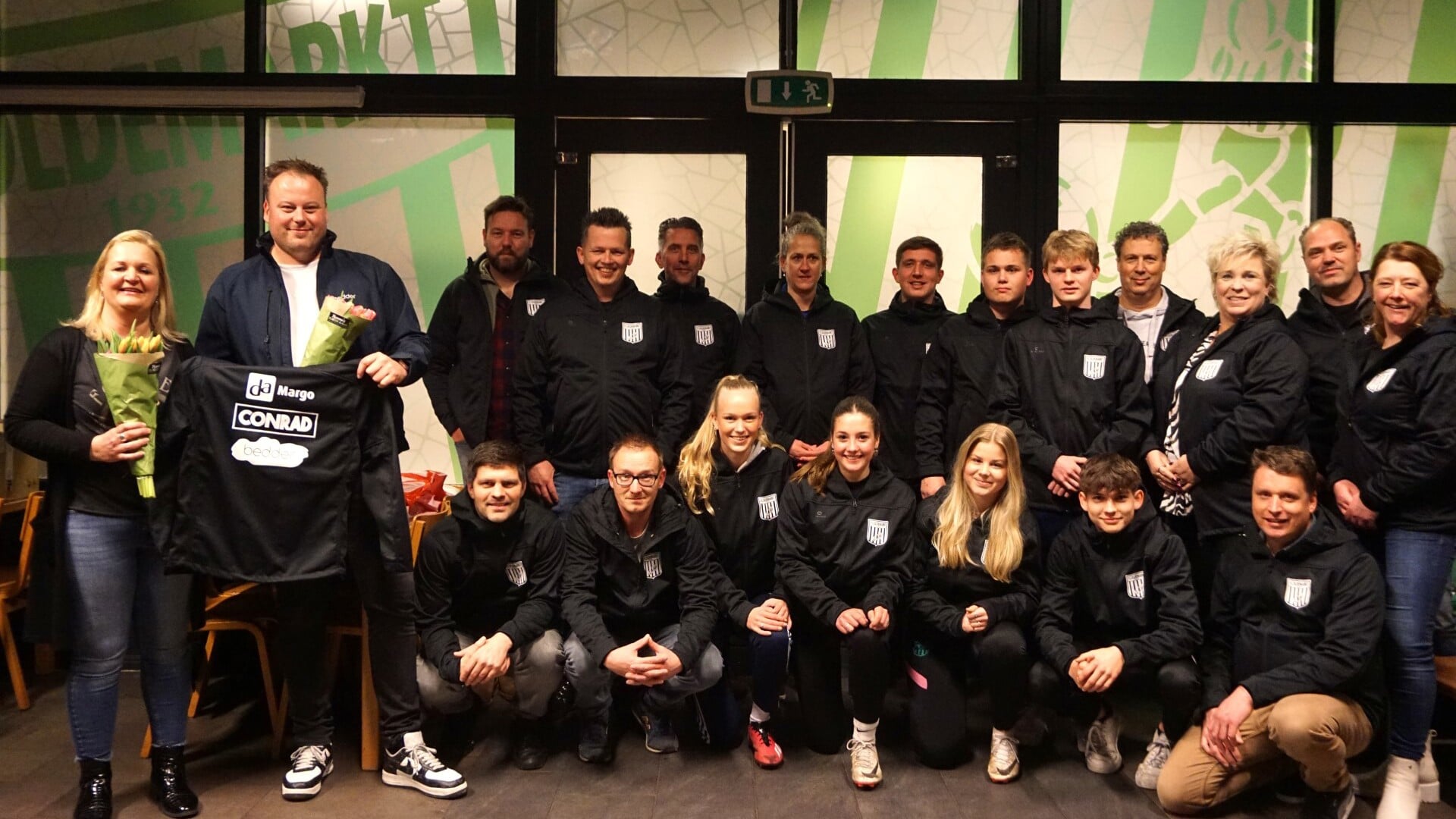 Nieuwe jassen voor jeugdleiders en jeugdtrainers van FC Oldemarkt
