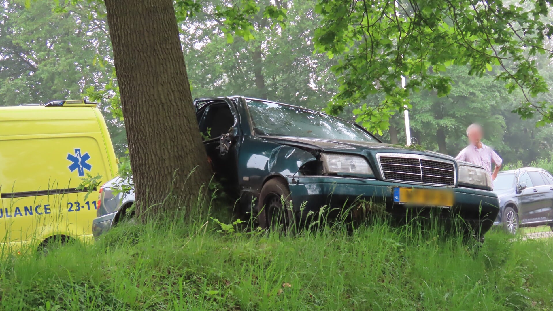 Auto raakt in de slip en komt tegen boom tot stilstand bij Overloon