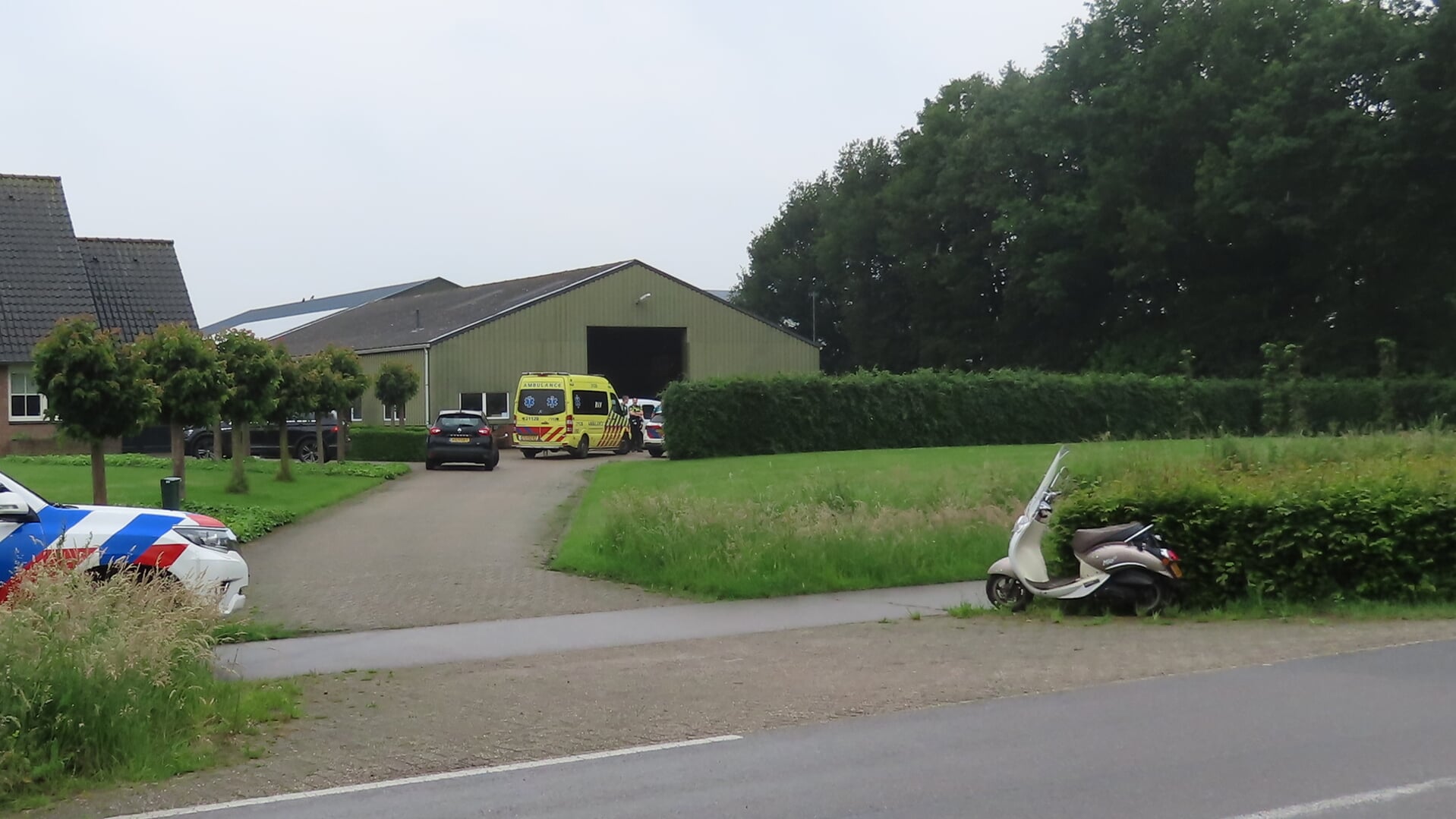 Afslaande automobilist ziet scooter over het hoofd in Sambeek