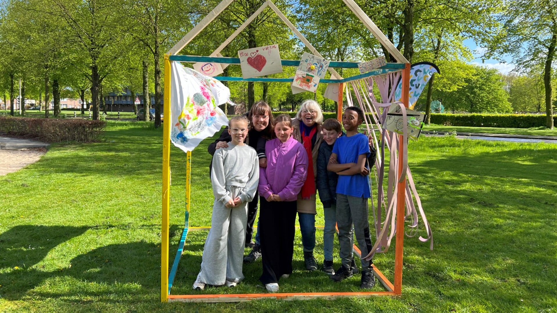 Eindpresentatie Cultuur in de Wijk in Holtenbroek; kinderen bouwen met Abby D. aan een kleurrijk hui
