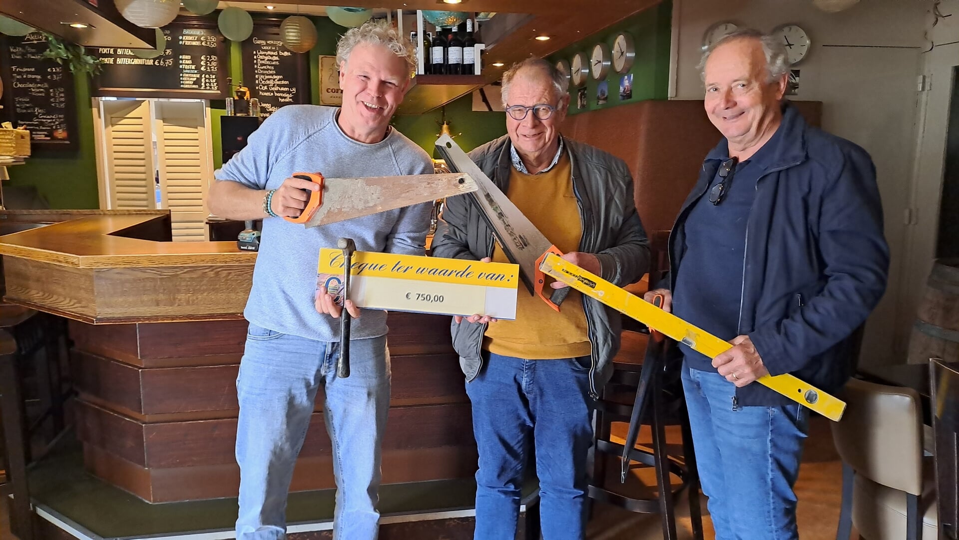 Sportcafé Aktief en optochtcommissie geven wagenbouwers steun in de rug