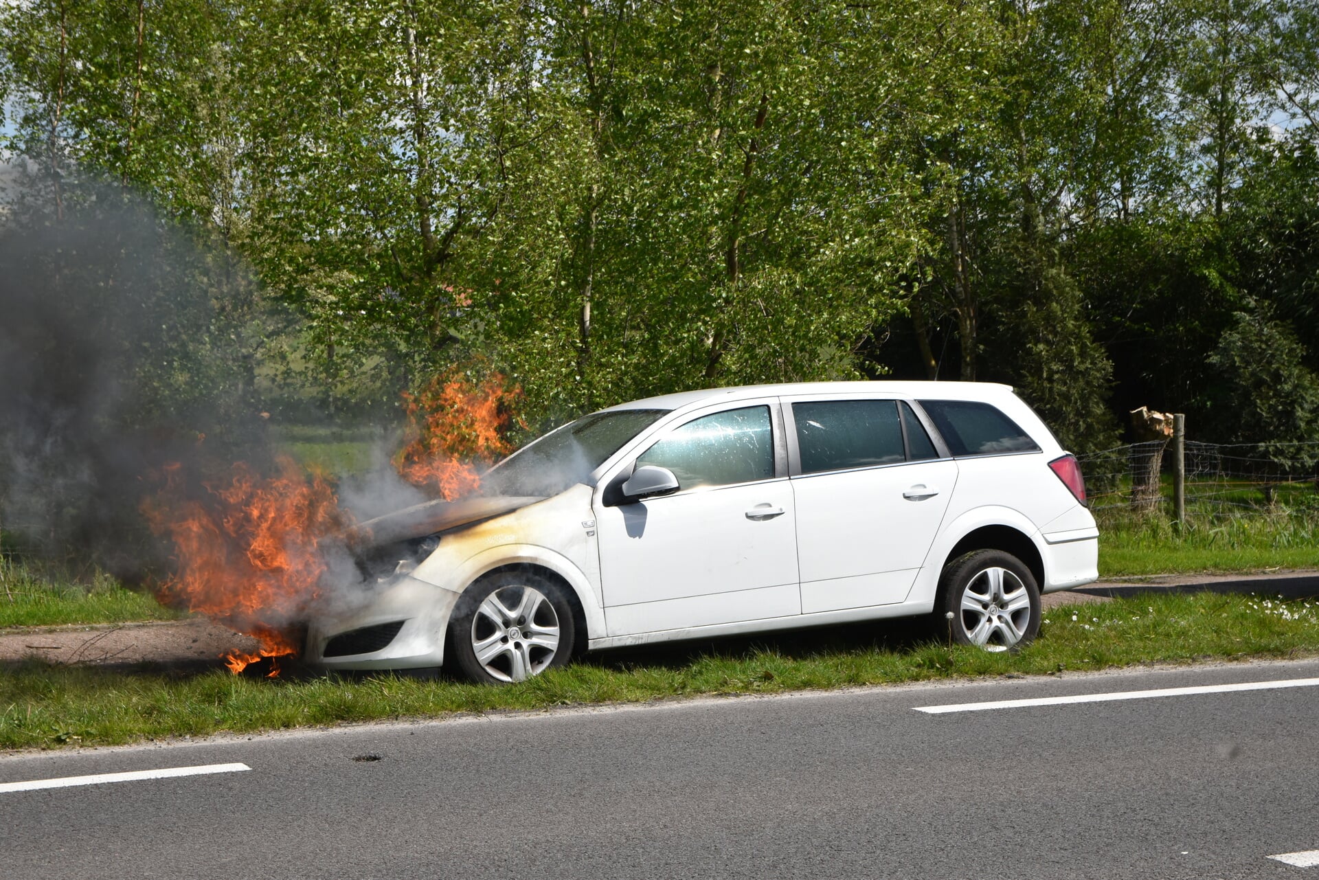 Autobrand op Steenwjkerweg in Witte Paarden