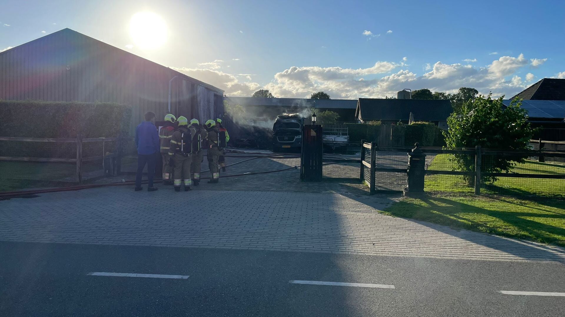Bakwagens vliegen in brand aan Achterdijk