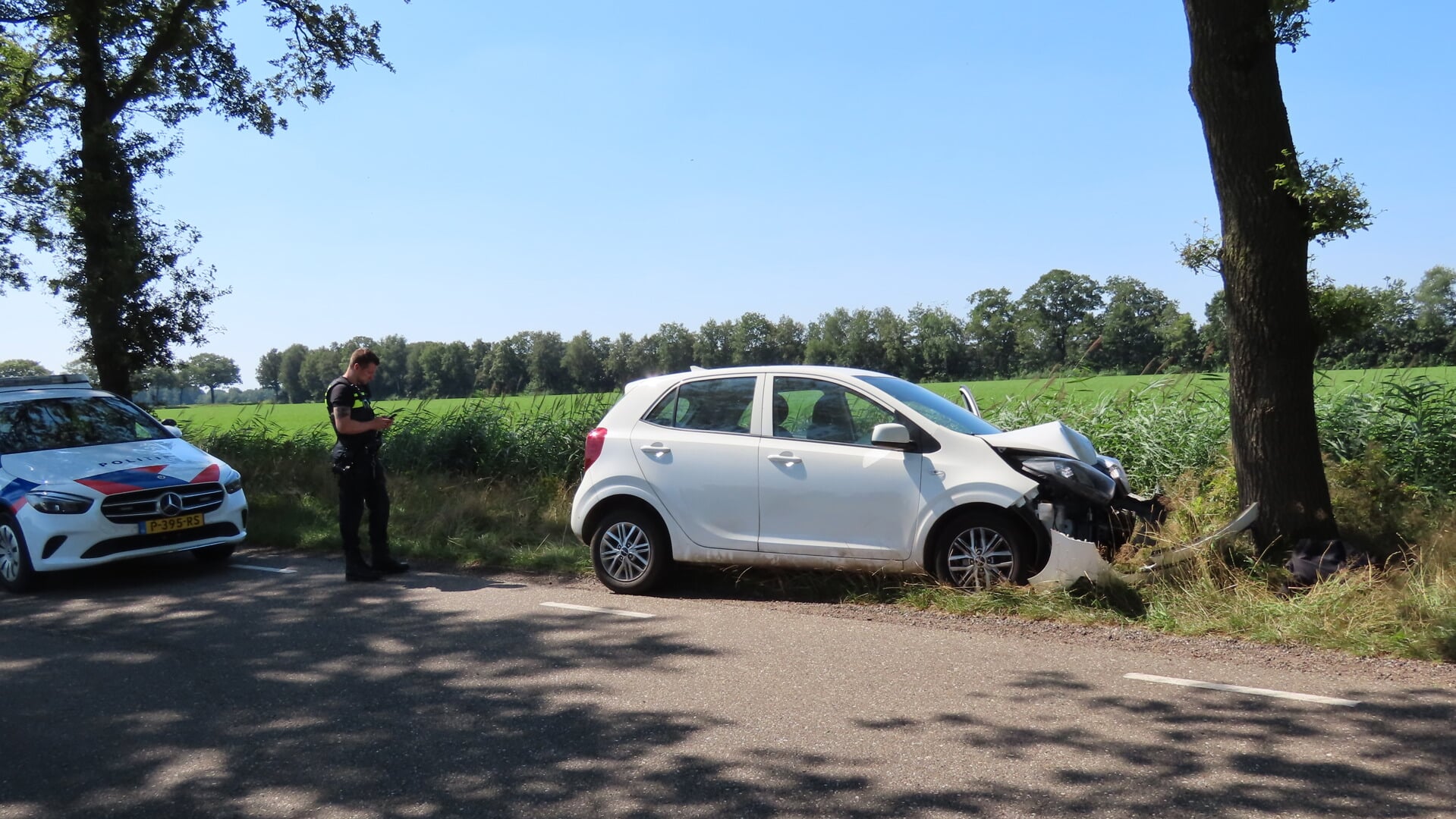 Bestuurder rijdt tegen boom in Westerbeek nadat hij met z’n telefoon bezig was