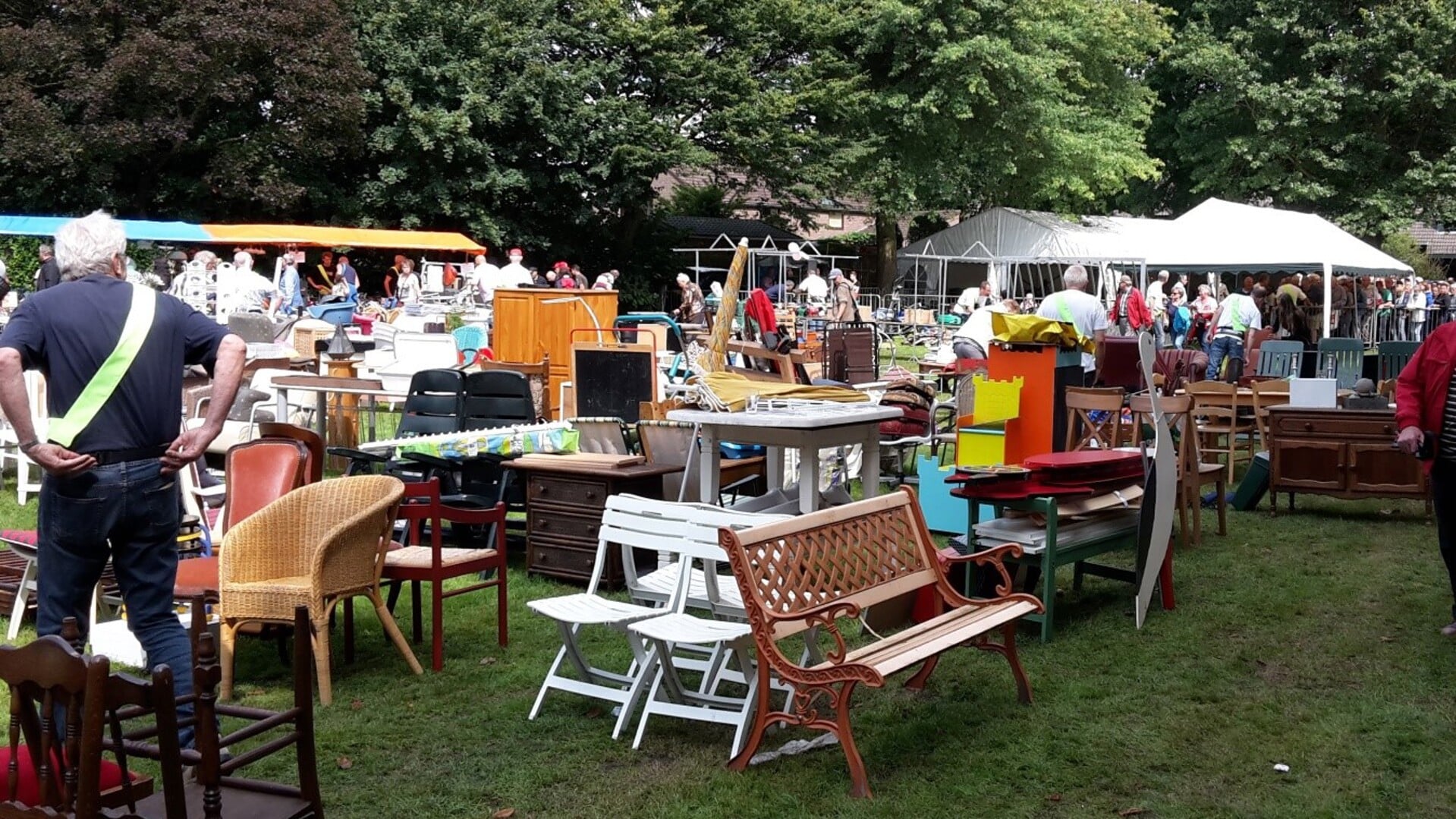 Ouderwets snuffelen op Zandsevelddag rommelmarkt