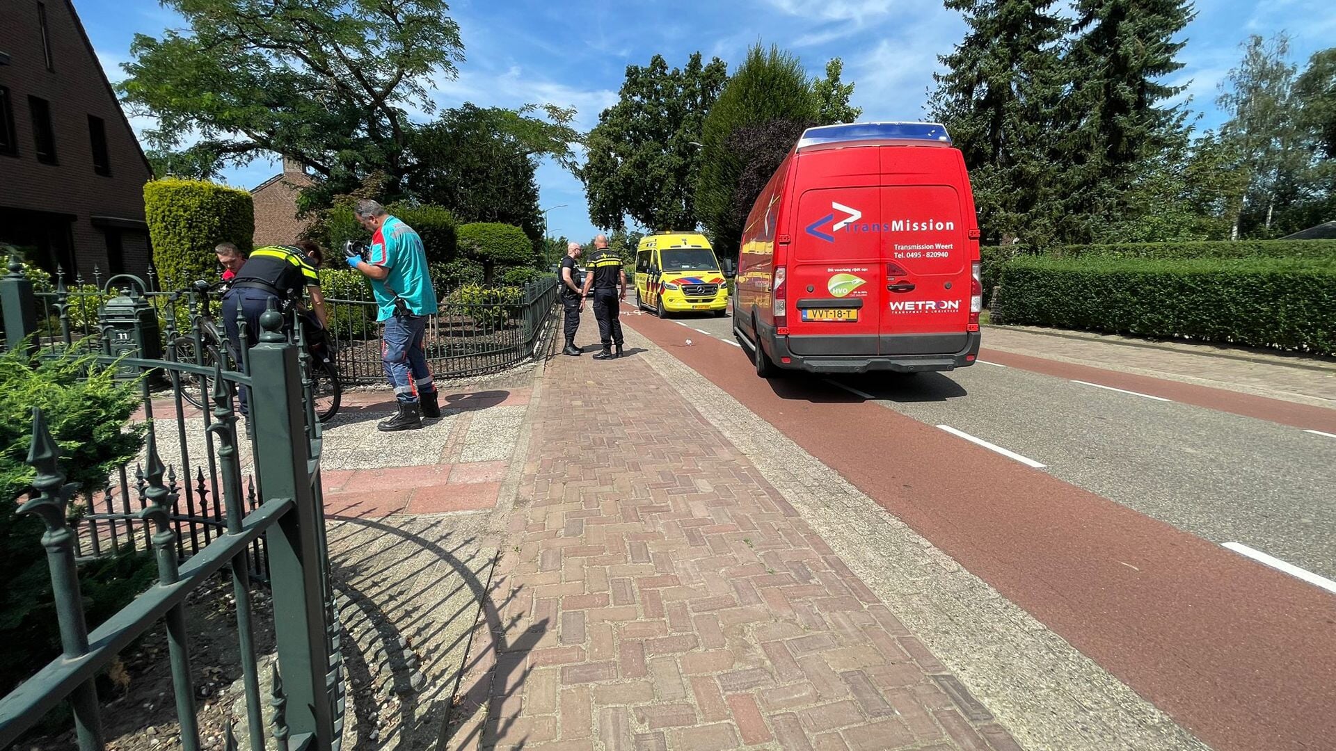 Fietser en auto botsen op Grotestraat Sambeek