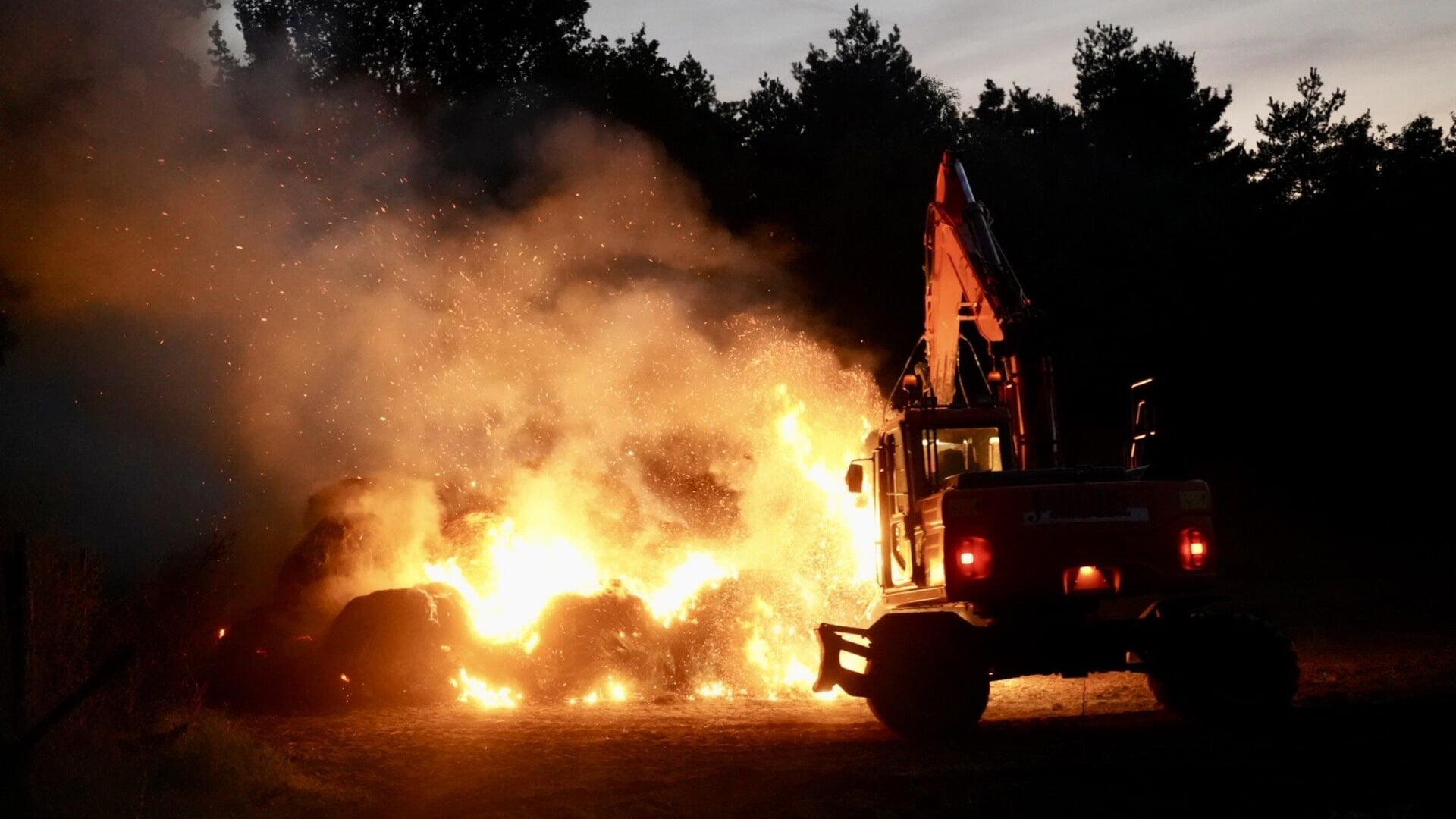 Brandweer drukdoende met brandende hooibalen in Groeningen
