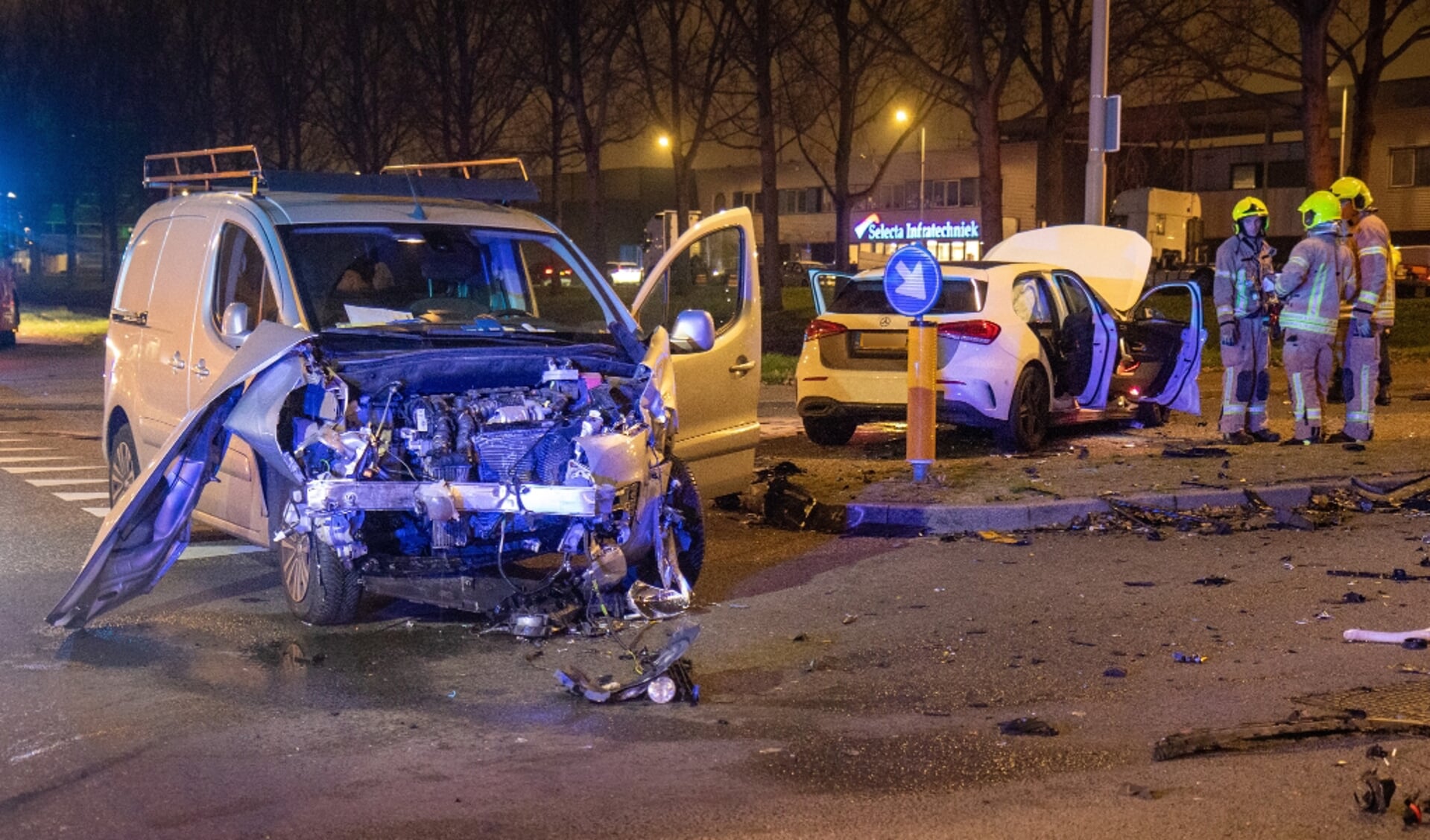 Brokstukken Vliegen In Het Rond Na Zware Botsing Op Kruispunt ...