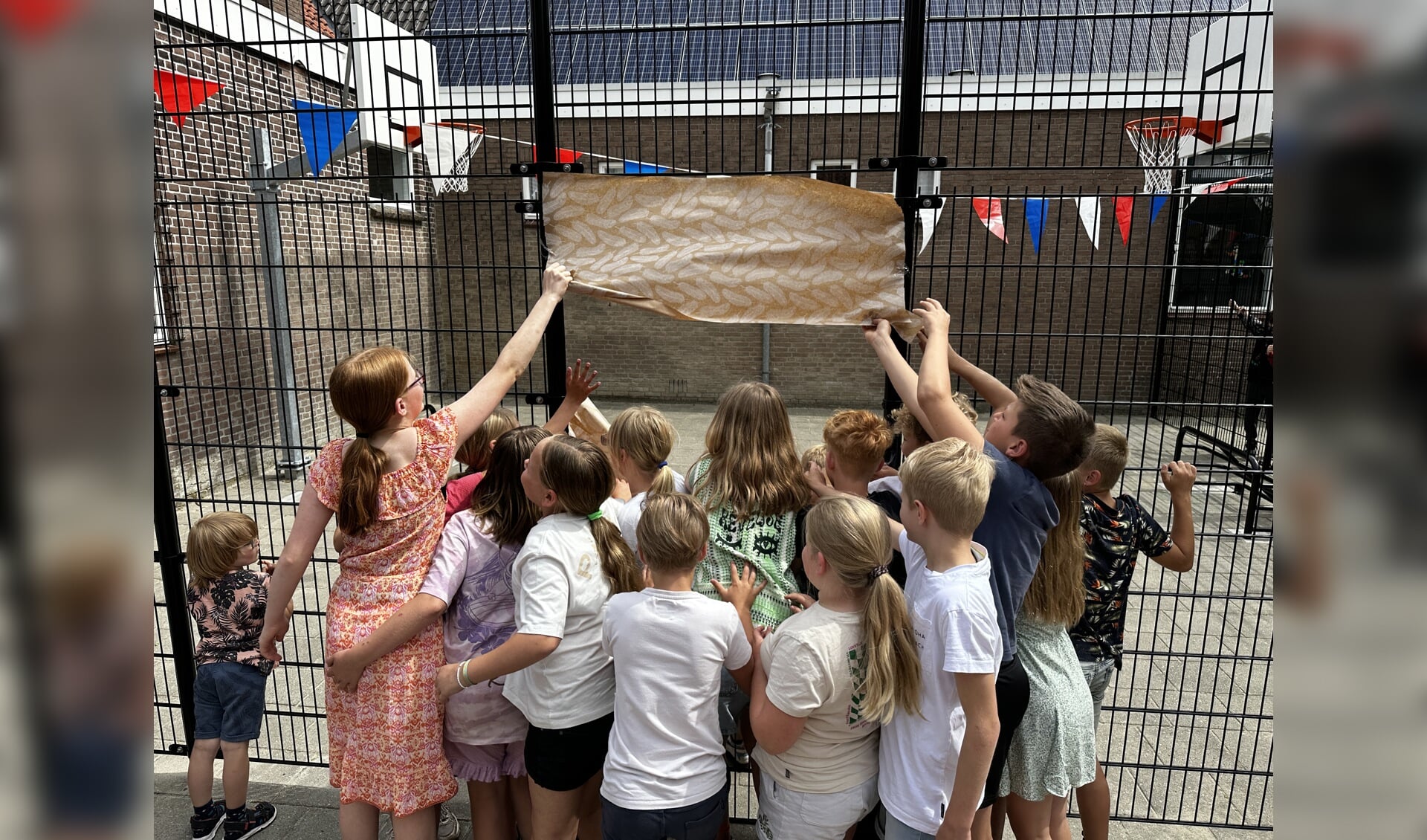 Schoolplein van Sint Bernardus in Oldemarkt is verfraaid: dinsdagmiddag zijn de nieuwe speeltoestell