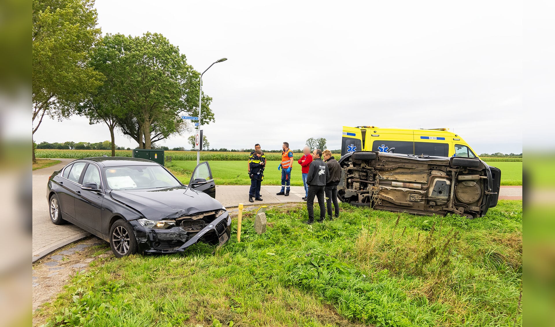 Auto op zijn kant na fikse botsing in Lithoijen