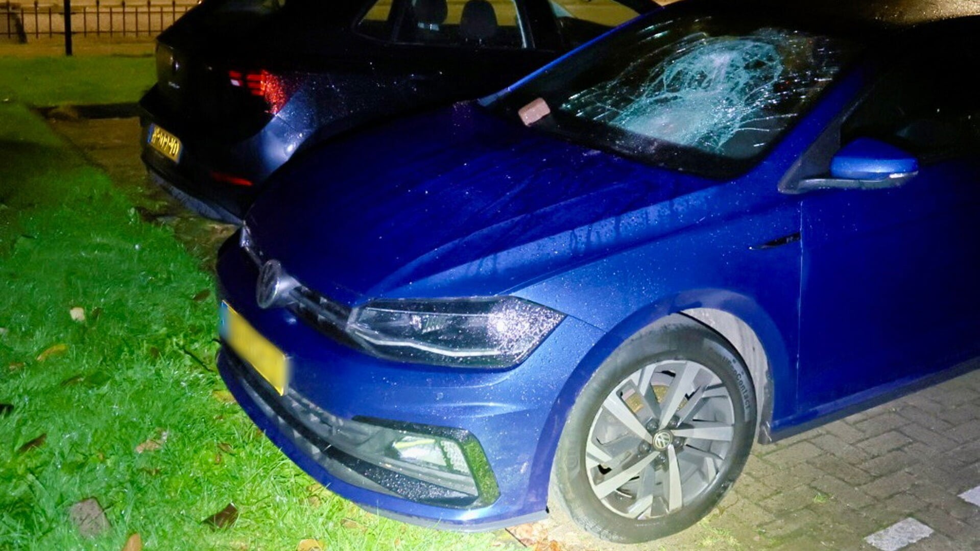 Twee bakstenen op vooruit van auto gegooid in Cuijk